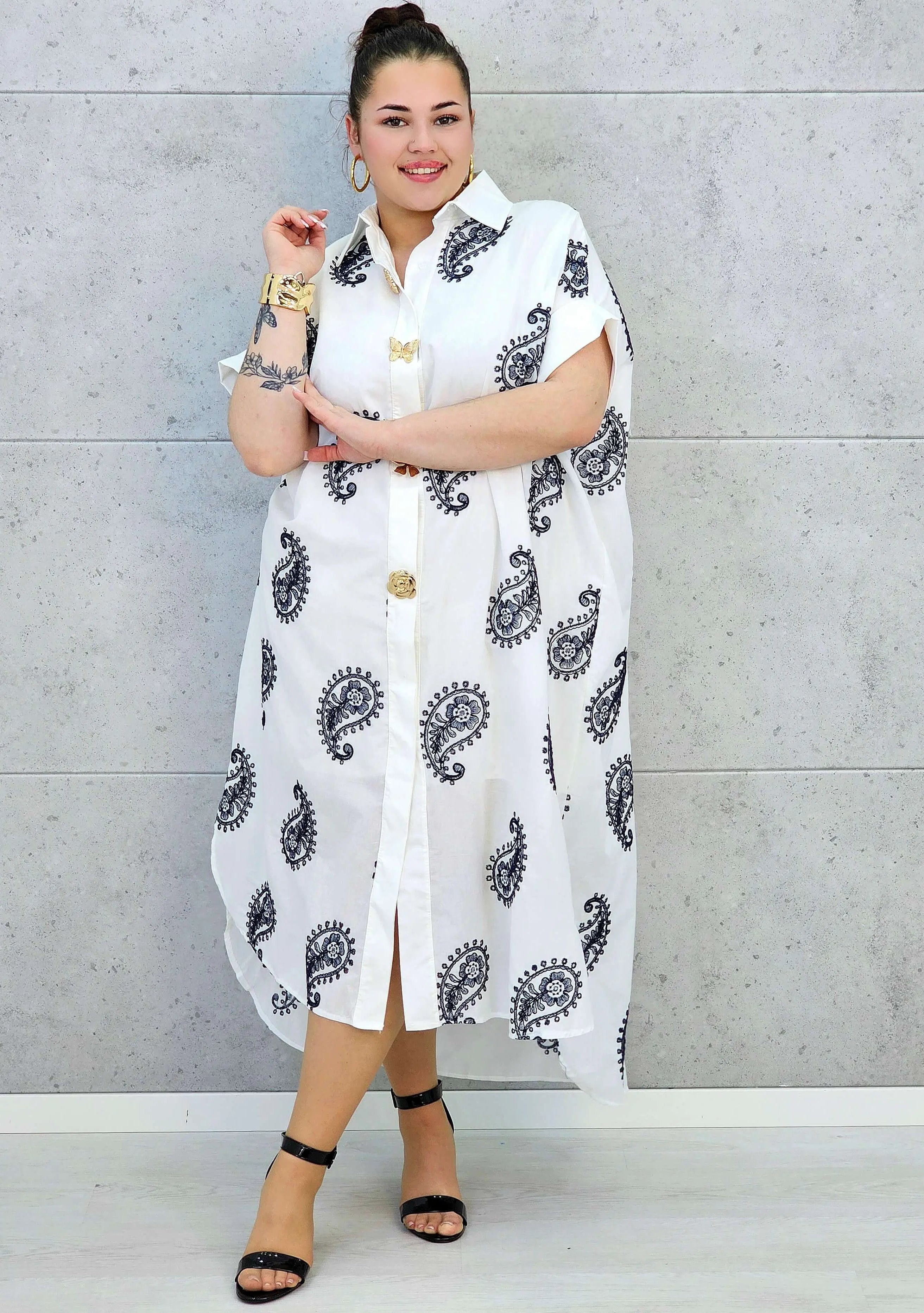 Sukienka plus size o luźnym kroju z dekoltem w literę V i paskiem w talii Stylowa XL