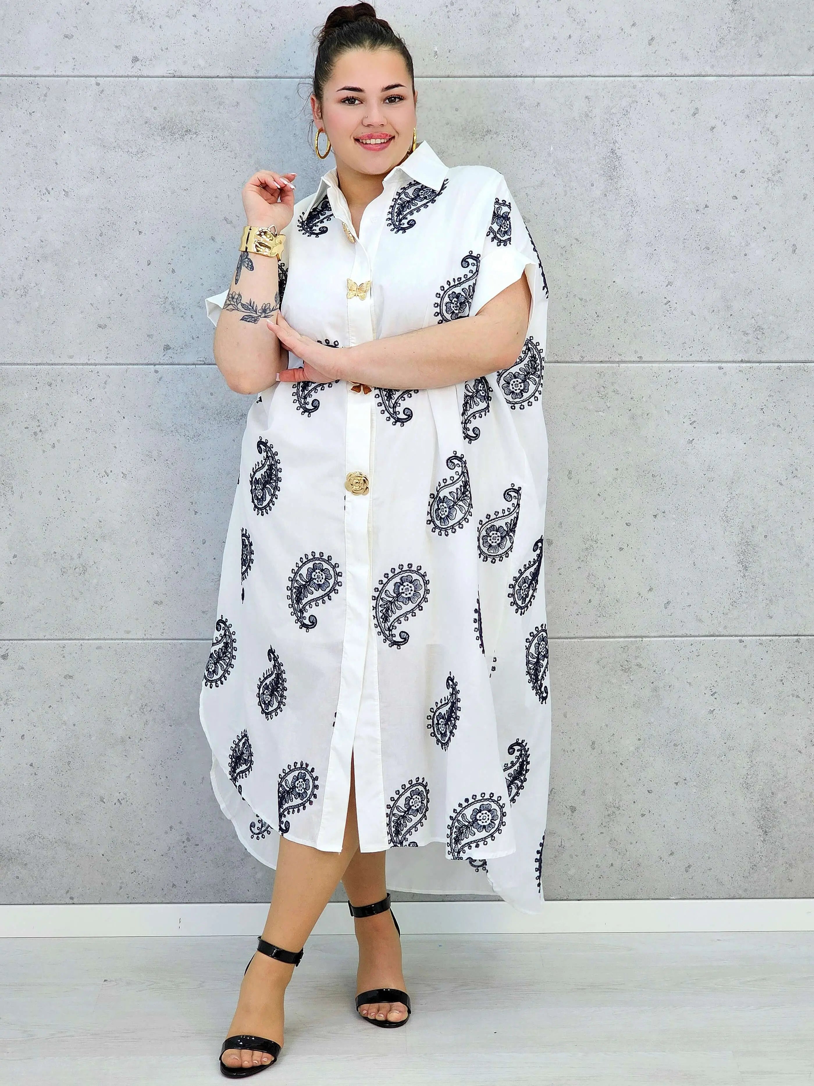 Sukienka plus size o luźnym kroju z dekoltem w literę V i paskiem w talii Stylowa XL