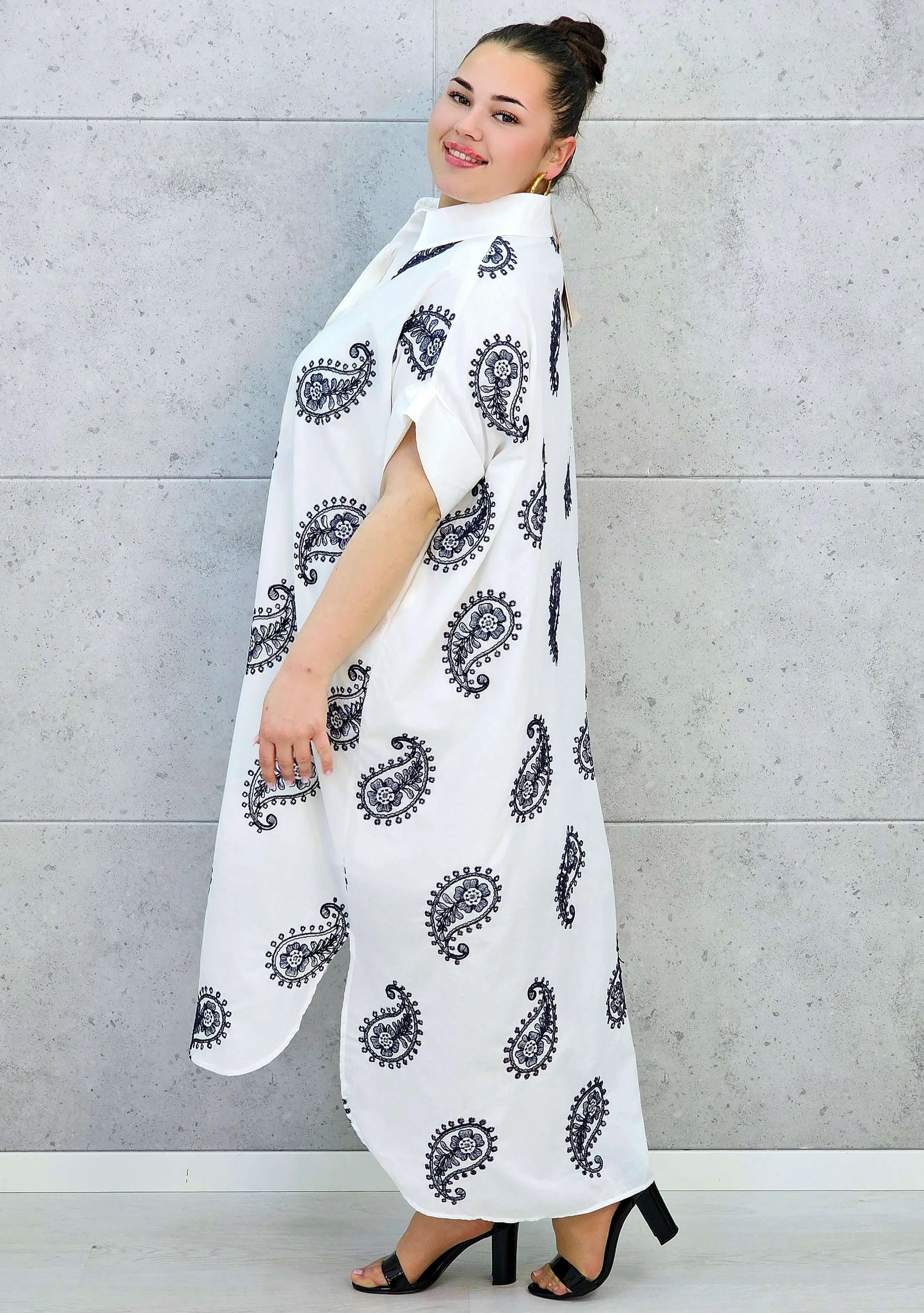 Sukienka plus size o luźnym kroju z dekoltem w literę V i paskiem w talii Stylowa XL