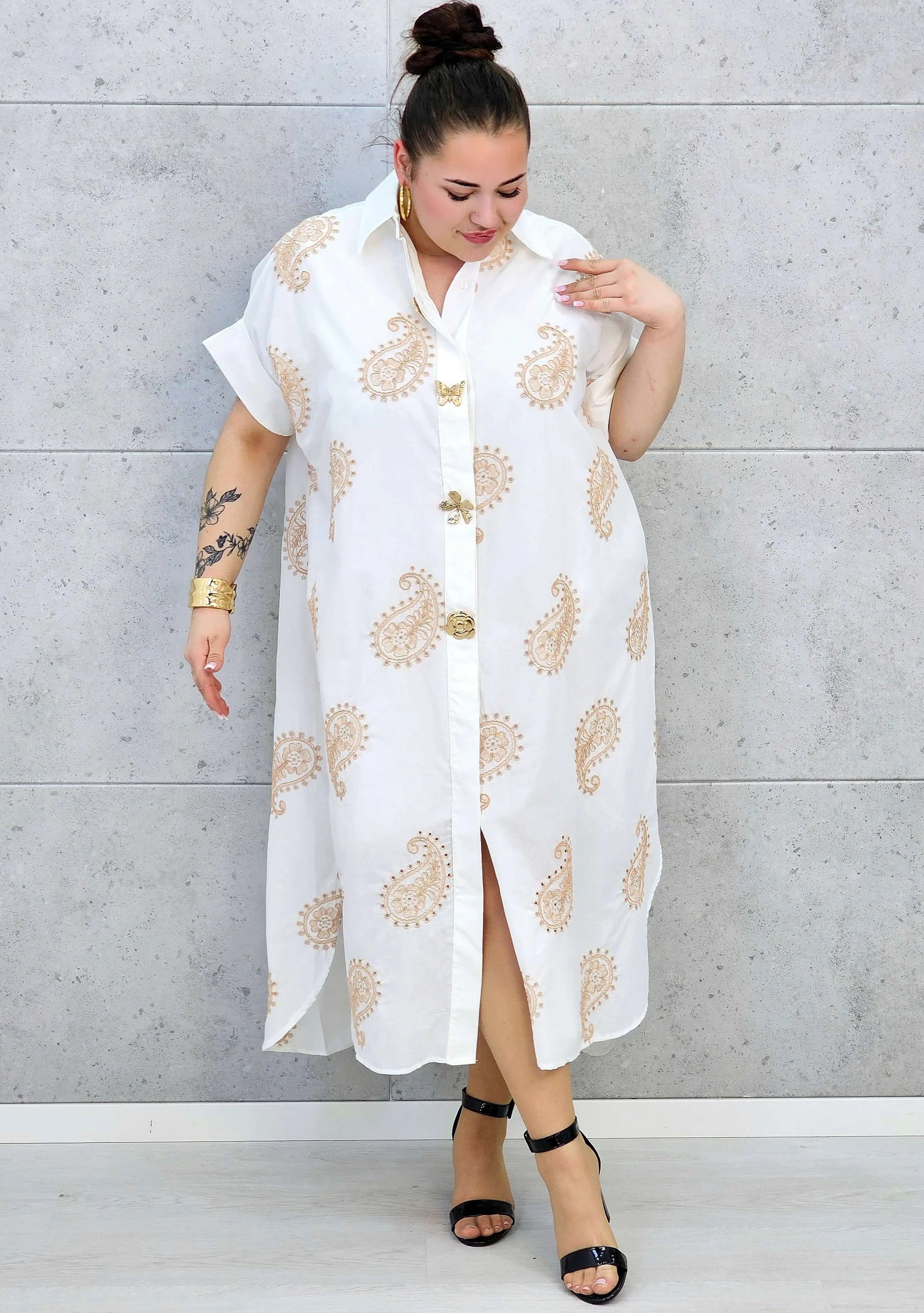 Sukienka plus size o luźnym kroju z dekoltem w literę V i paskiem w talii Stylowa XL