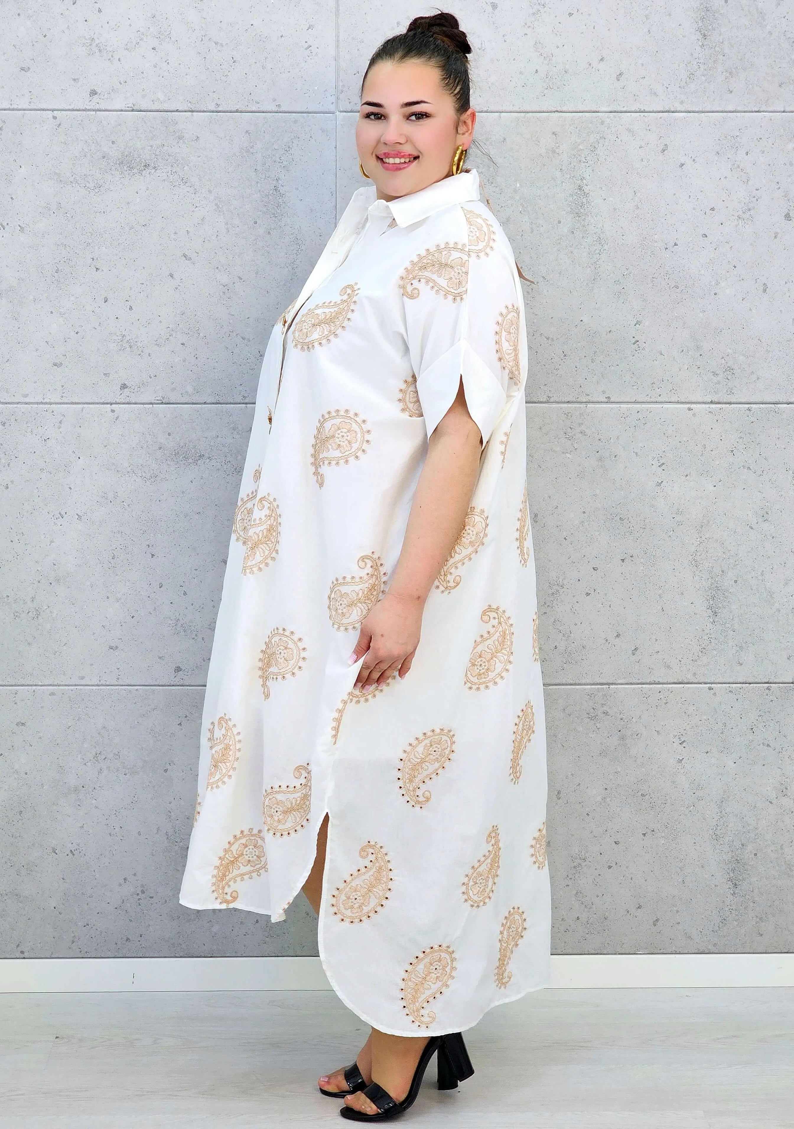 Sukienka plus size o luźnym kroju z dekoltem w literę V i paskiem w talii Stylowa XL