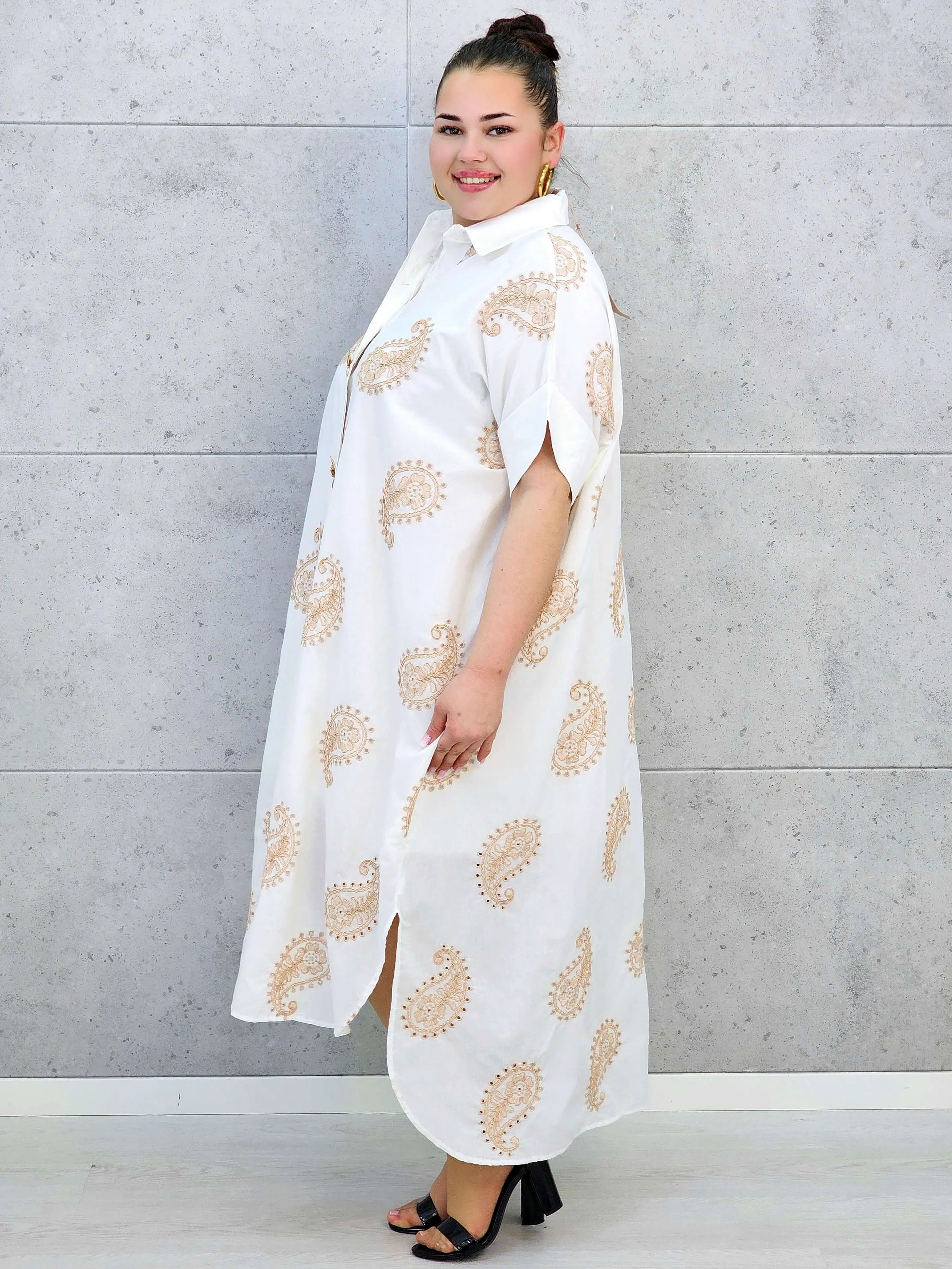 Sukienka plus size o luźnym kroju z dekoltem w literę V i paskiem w talii Stylowa XL