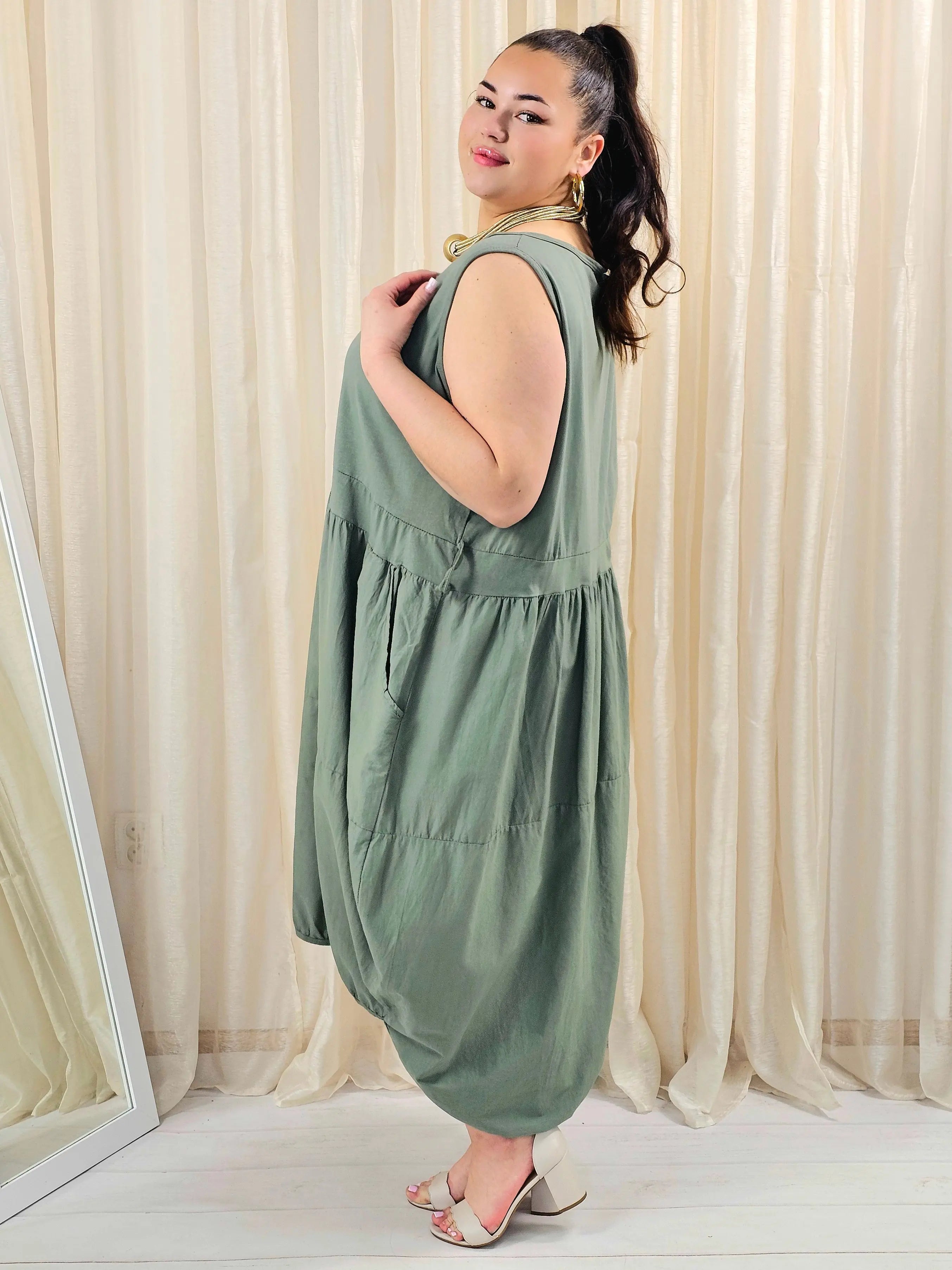 Sukienka plus size o swobodnym fasonie z kieszeniami Stylowa XL