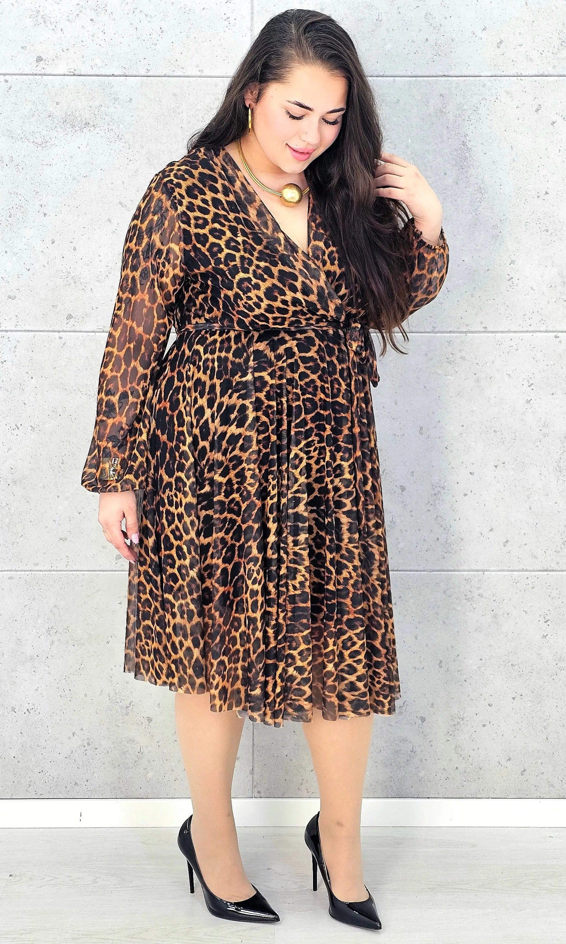 Sukienka plus size panterka kopertowa – elegancka sukienka XXL o kobiecym kroju Stylowa XL