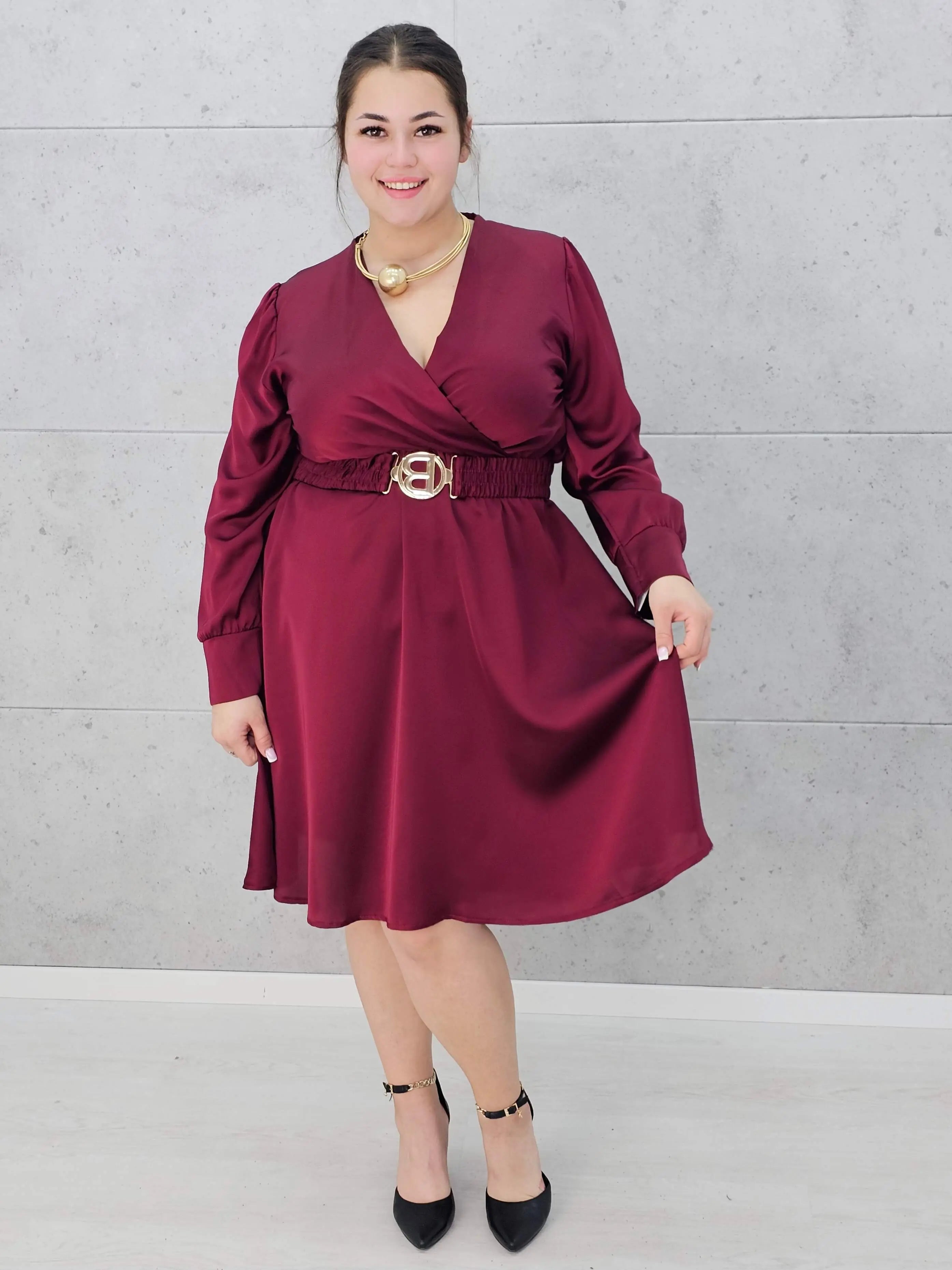 Sukienka plus size satynowa z paskiem – elegancja i pewność siebie na każdą okazję Stylowa XL