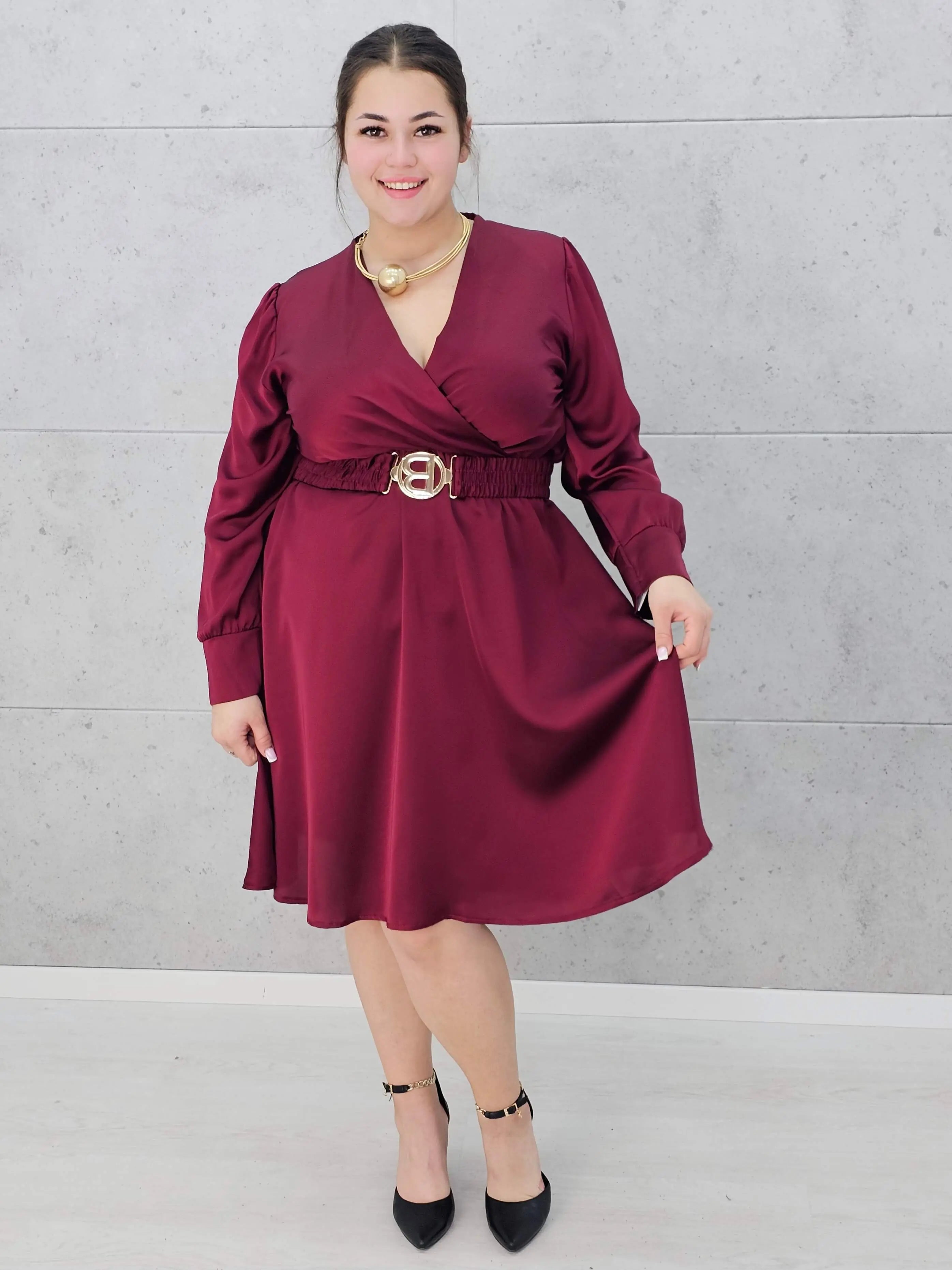 Sukienka plus size satynowa z paskiem – elegancja i pewność siebie na każdą okazję Stylowa XL