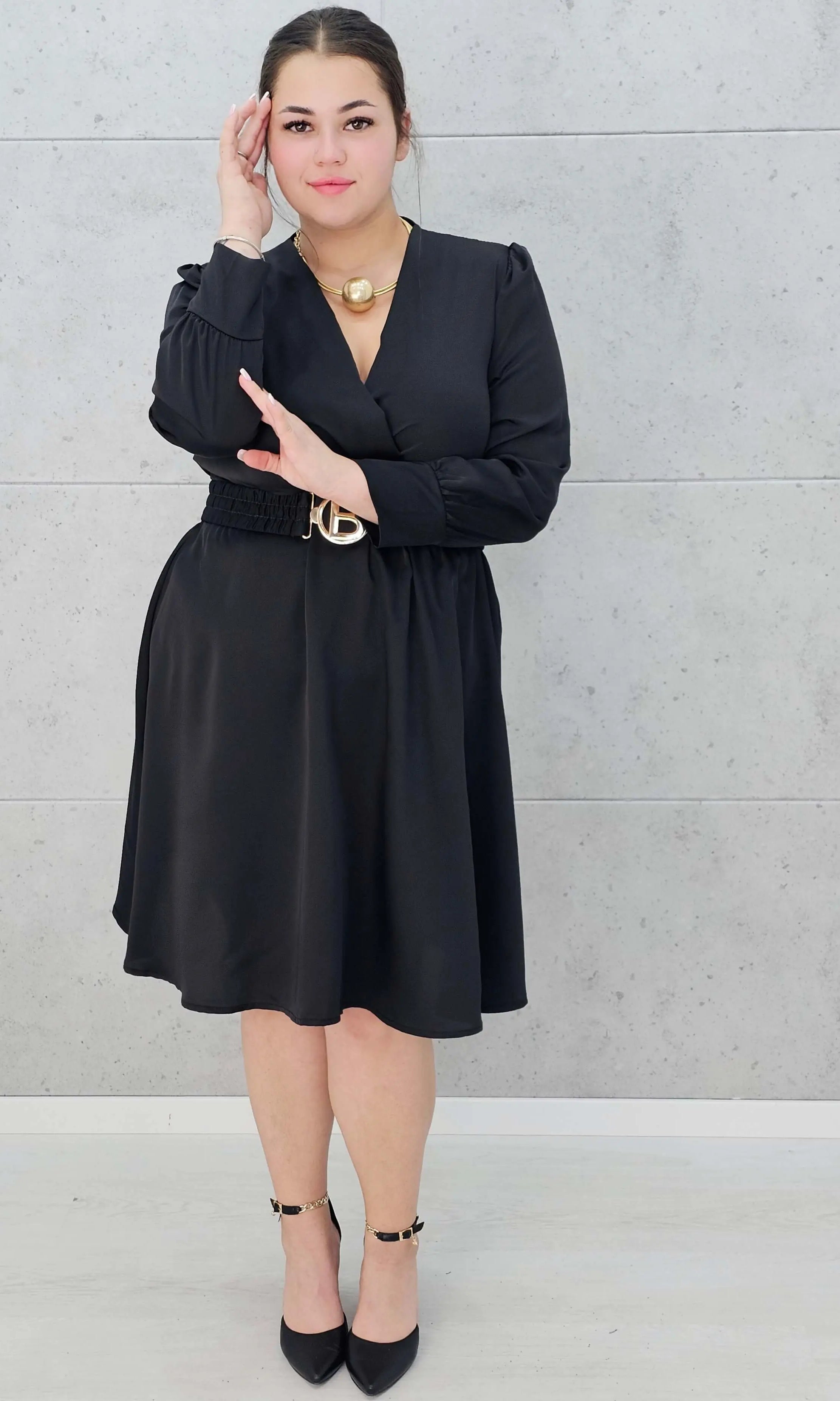 Sukienka plus size satynowa z paskiem – elegancja i pewność siebie na każdą okazję Stylowa XL