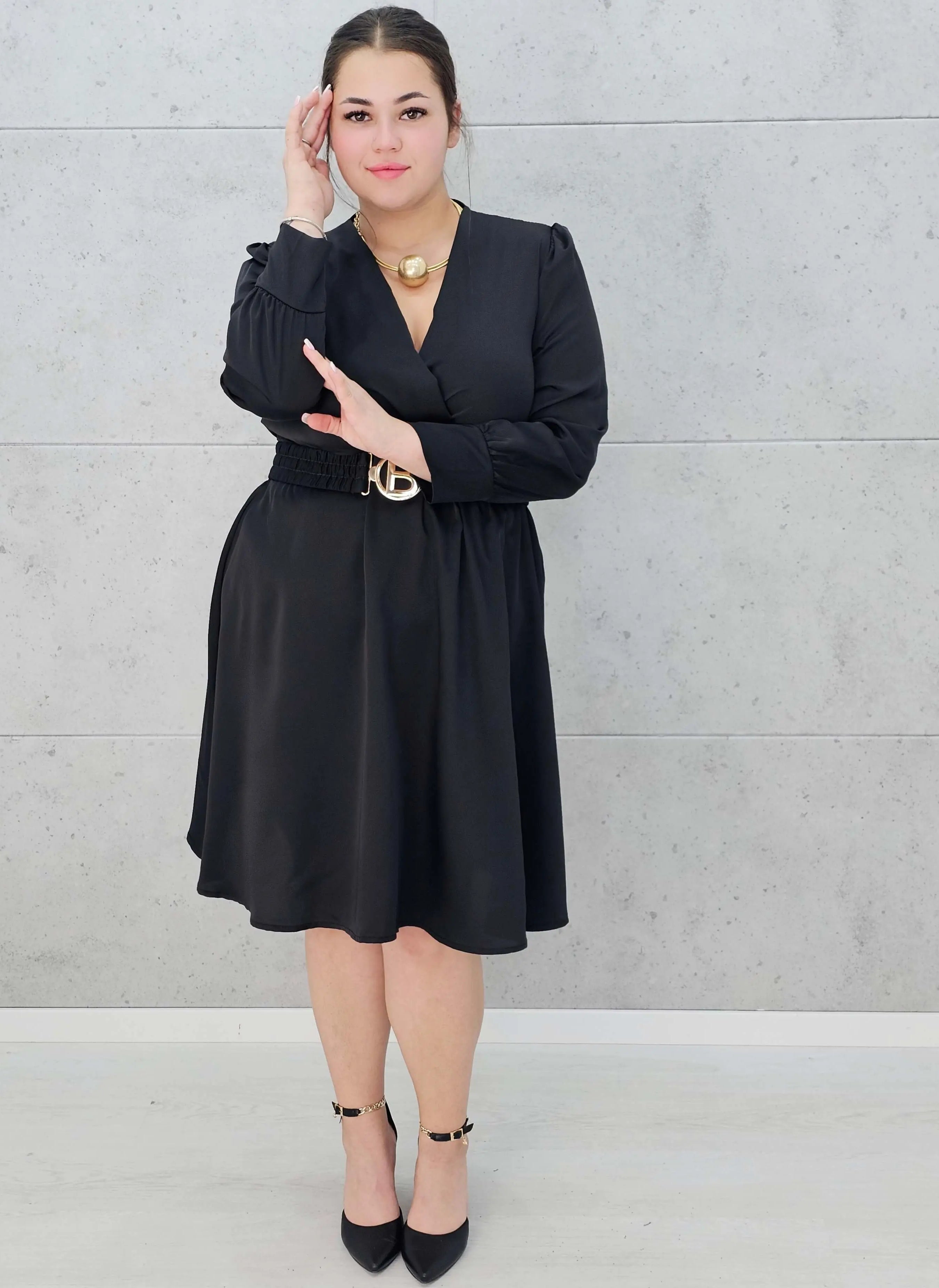 Sukienka plus size satynowa z paskiem – elegancja i pewność siebie na każdą okazję Stylowa XL