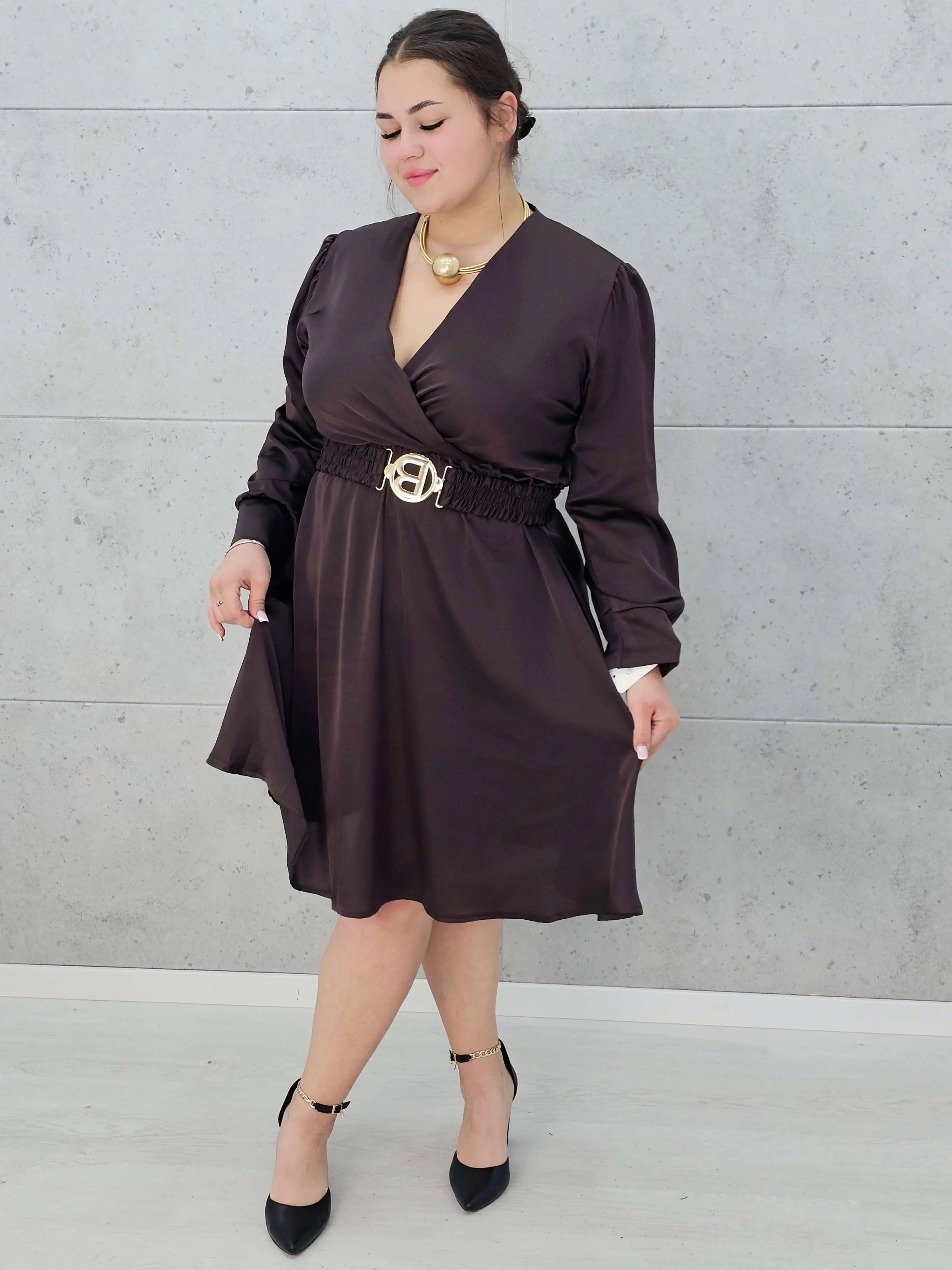 Sukienka plus size satynowa z paskiem – elegancja i pewność siebie na każdą okazję Stylowa XL