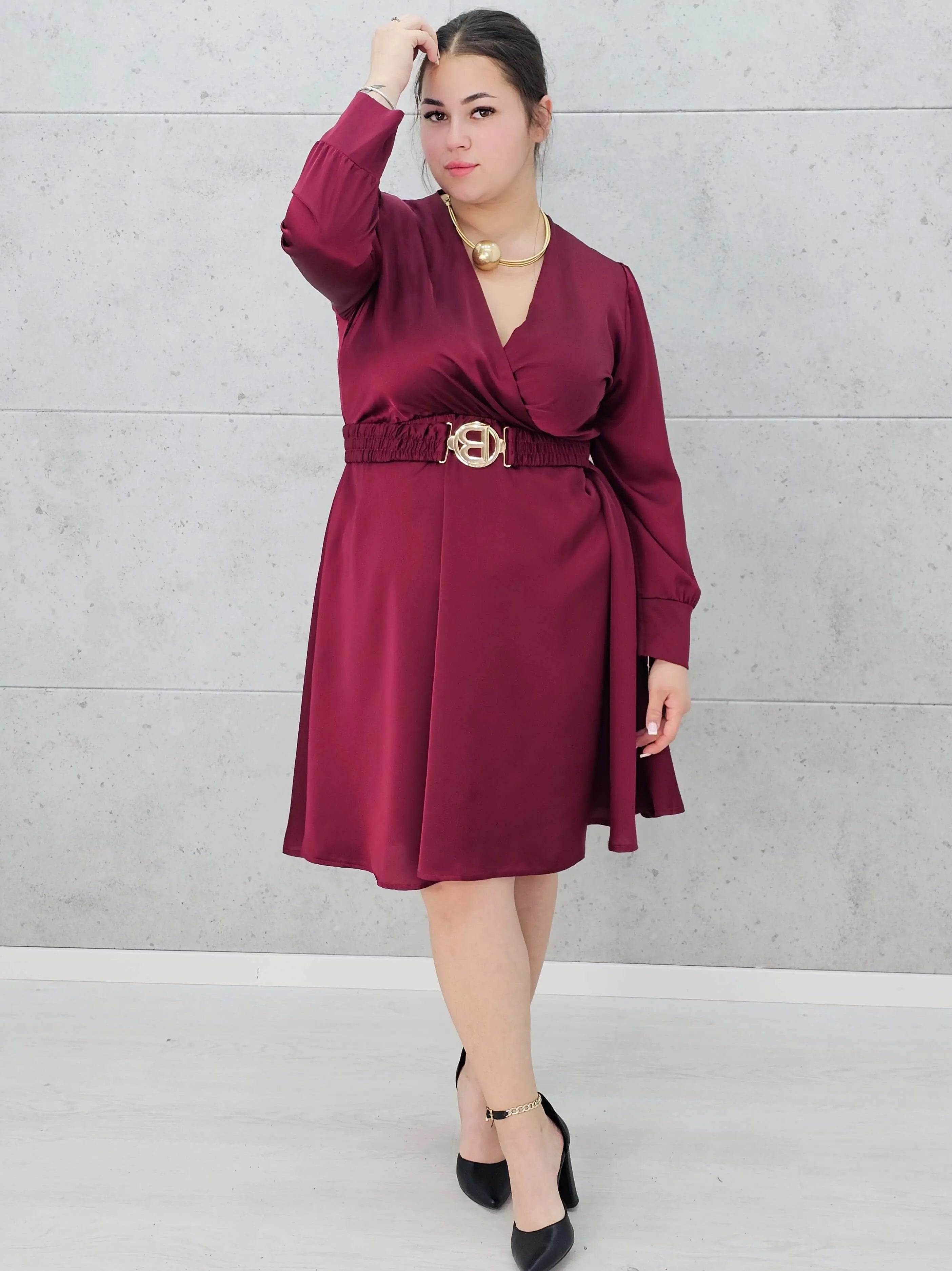 Sukienka plus size satynowa z paskiem – elegancja i pewność siebie na każdą okazję Stylowa XL
