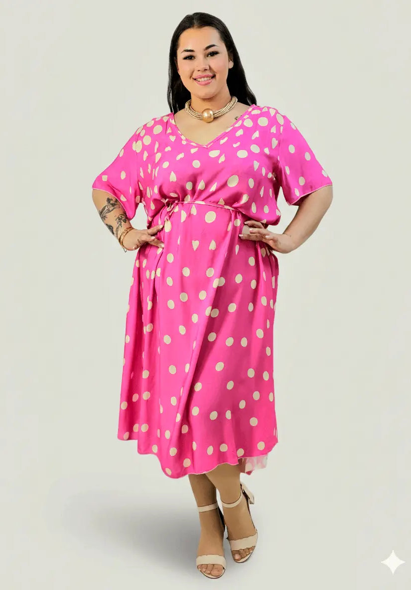 Sukienka plus size w grochy fuksja – midi z dekoltem V i paskiem w talii Stylowa XL