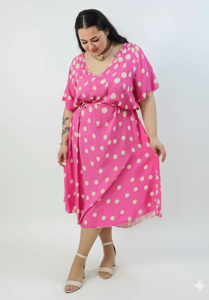 Sukienka plus size w grochy fuksja – midi z dekoltem V i paskiem w talii Stylowa XL