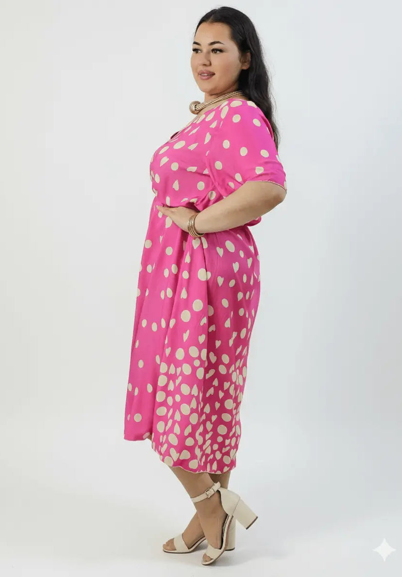 Sukienka plus size w grochy fuksja – midi z dekoltem V i paskiem w talii Stylowa XL