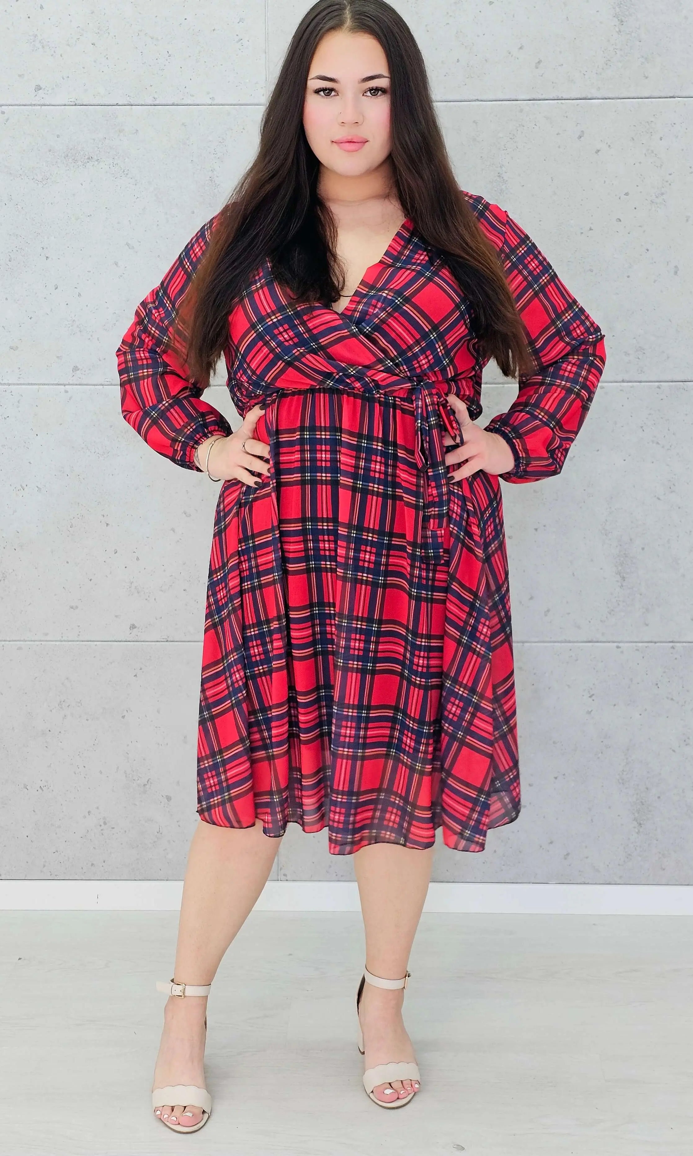 Sukienka plus size w kratę i wiązaniem na boku Stylowa XL