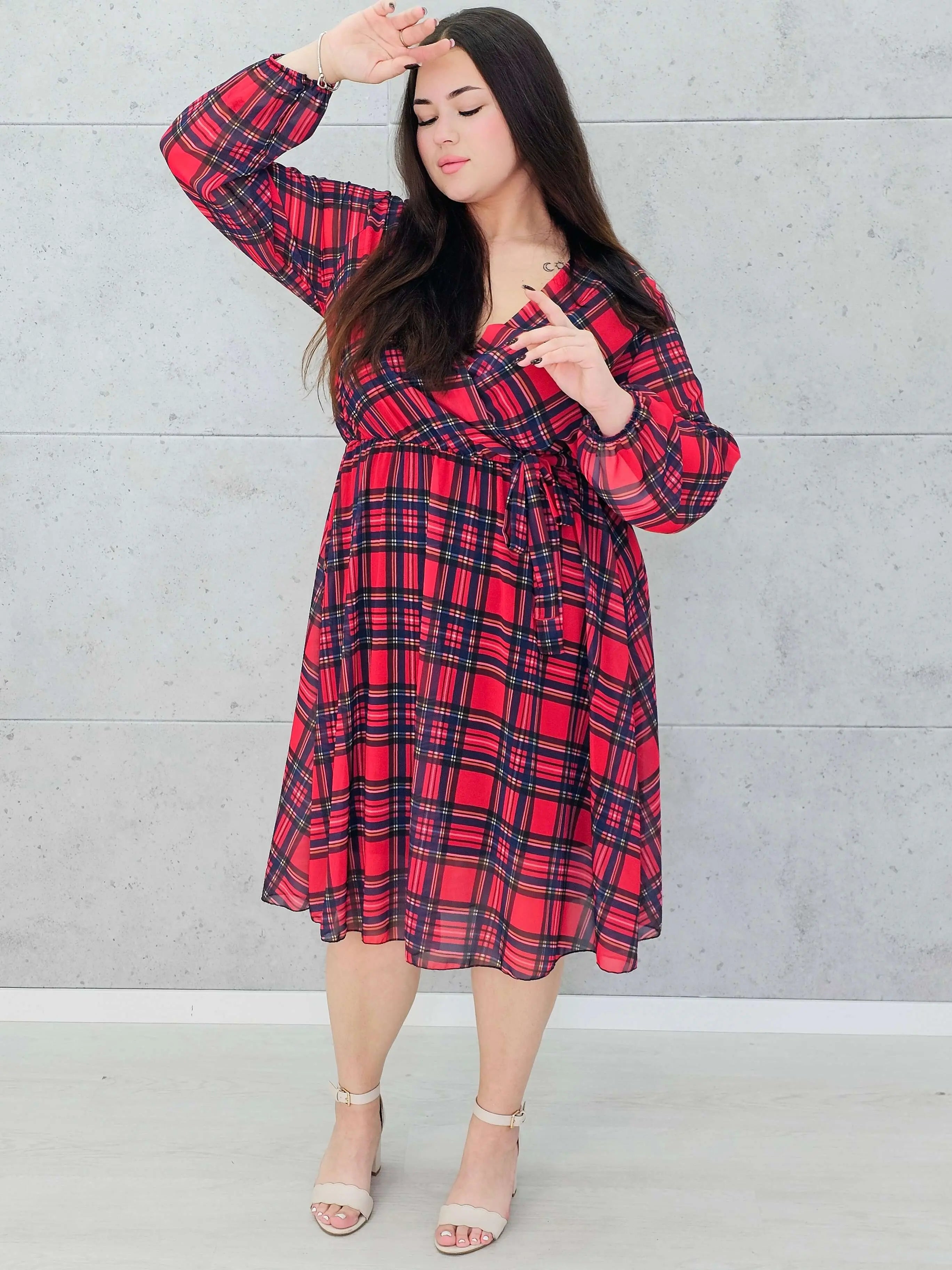 Sukienka plus size w kratę i wiązaniem na boku Stylowa XL