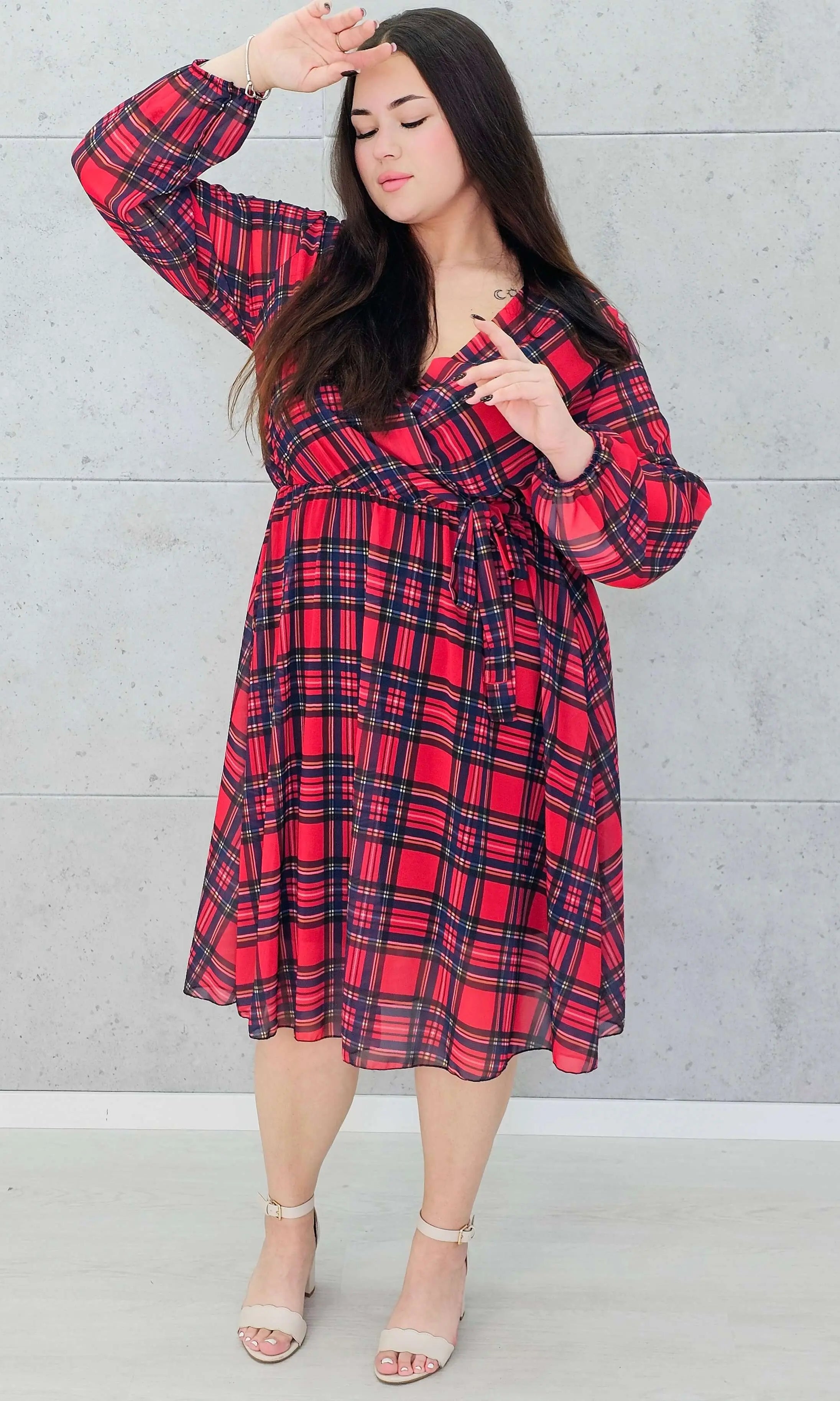 Sukienka plus size w kratę i wiązaniem na boku Stylowa XL