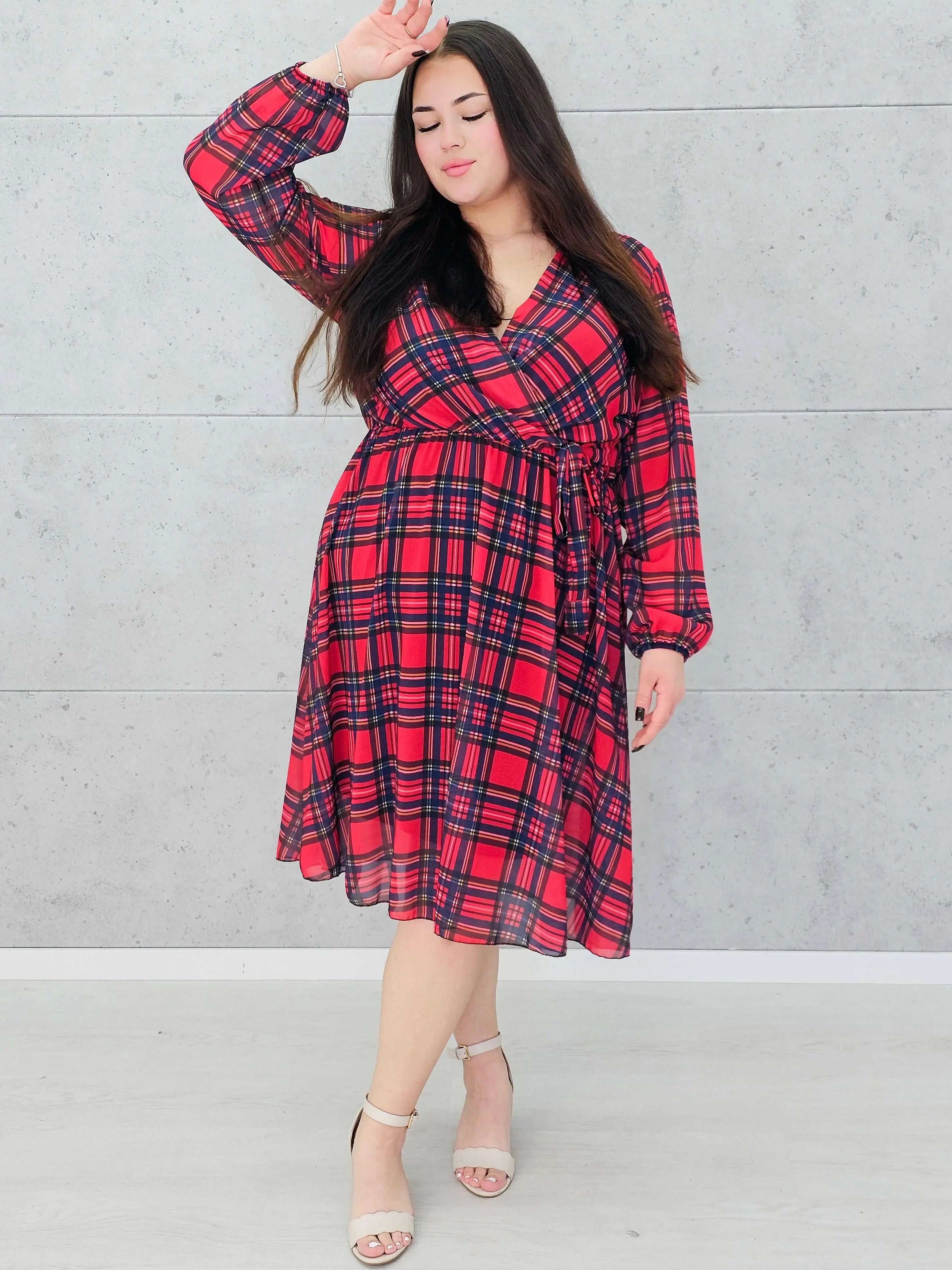 Sukienka plus size w kratę i wiązaniem na boku Stylowa XL