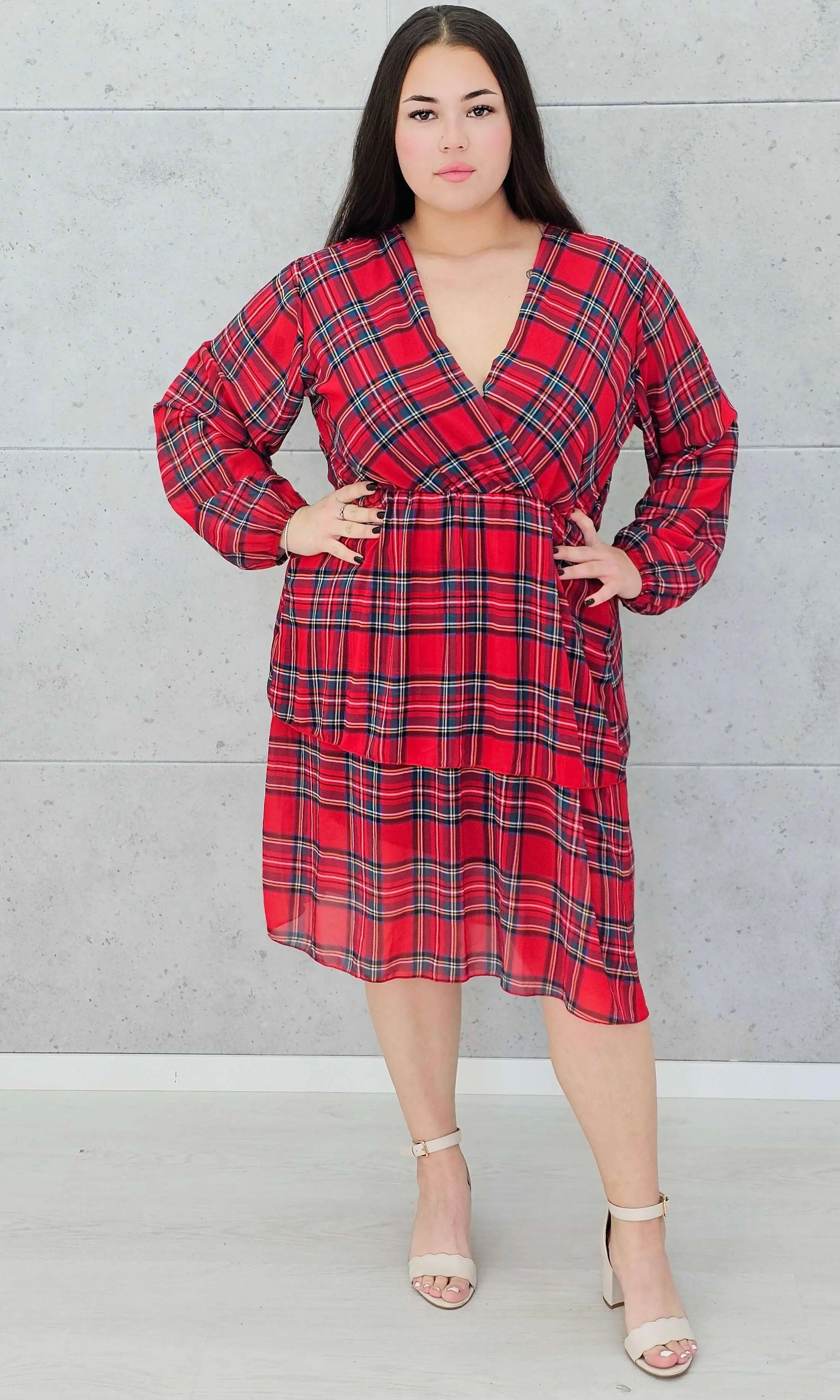 Sukienka plus size w kratę z dekoltem kopertowym Stylowa XL