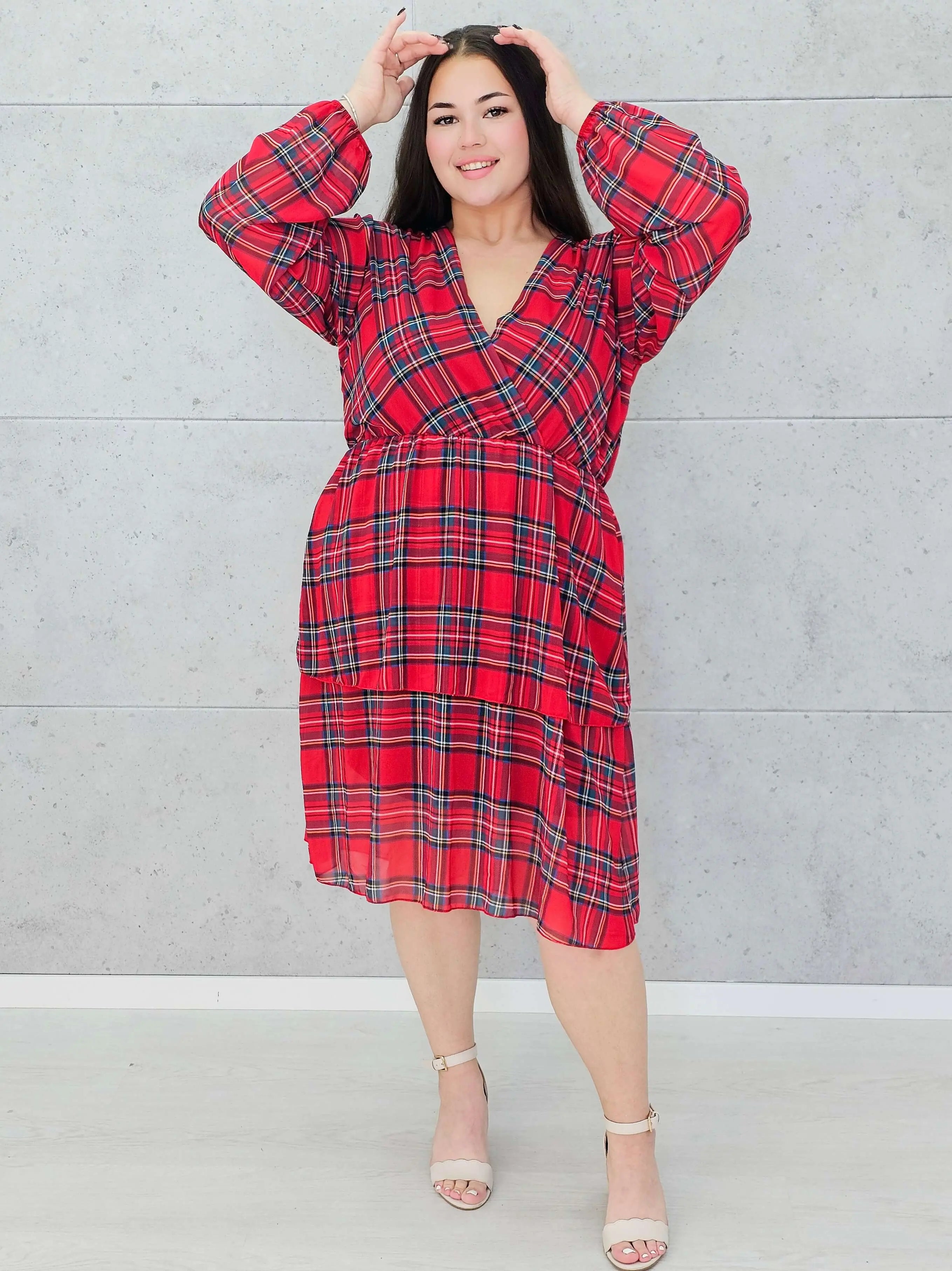 Sukienka plus size w kratę z dekoltem kopertowym Stylowa XL