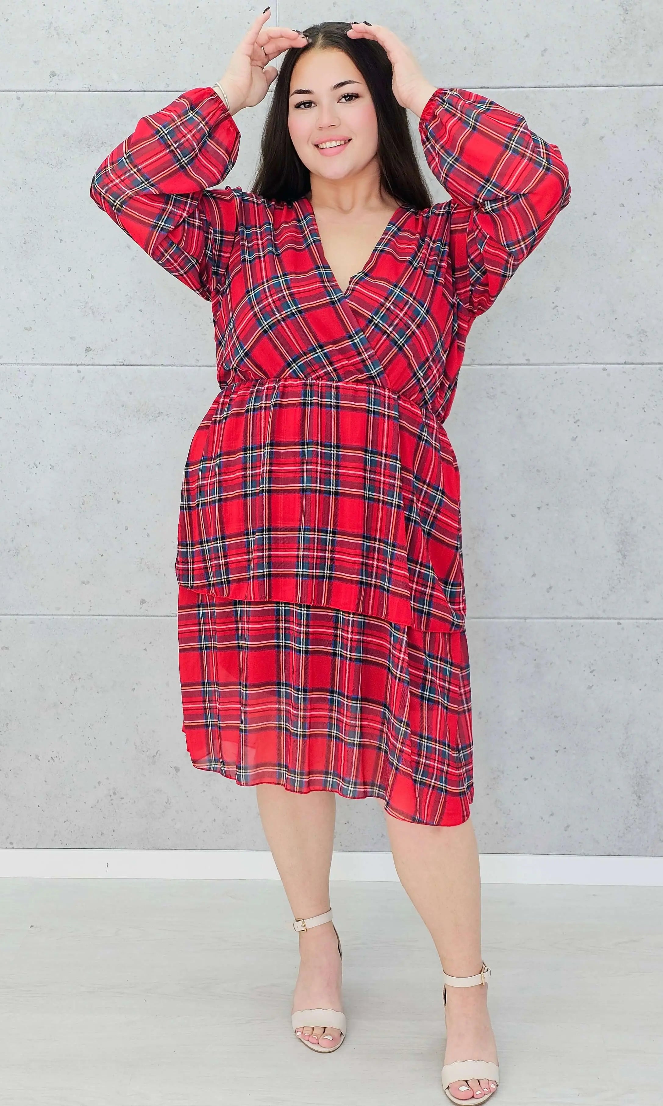 Sukienka plus size w kratę z dekoltem kopertowym Stylowa XL