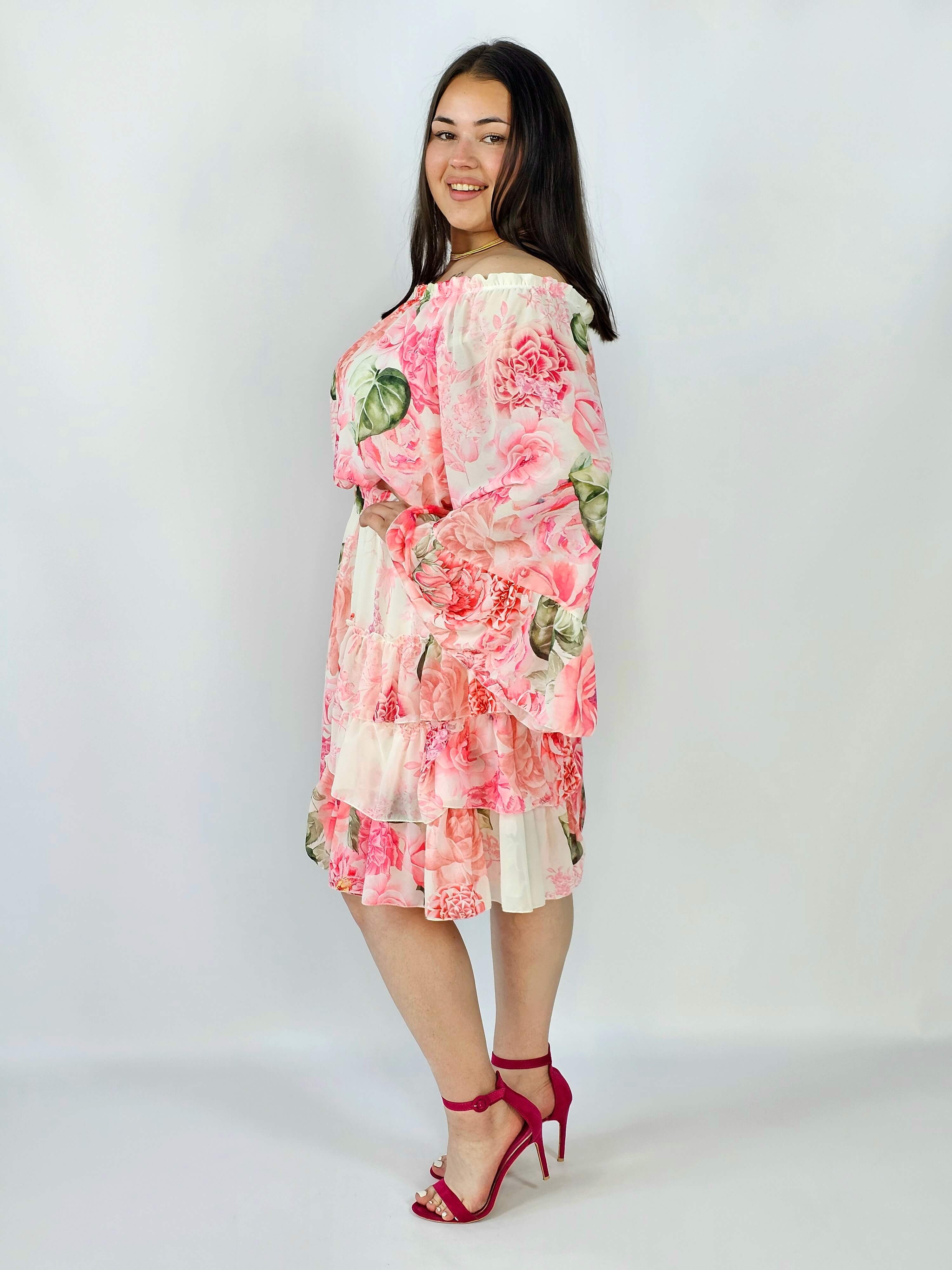 Sukienka plus size w kwiatowy wzór z falbaną – lekka i kobieca stylizacja XXL Stylowa XL