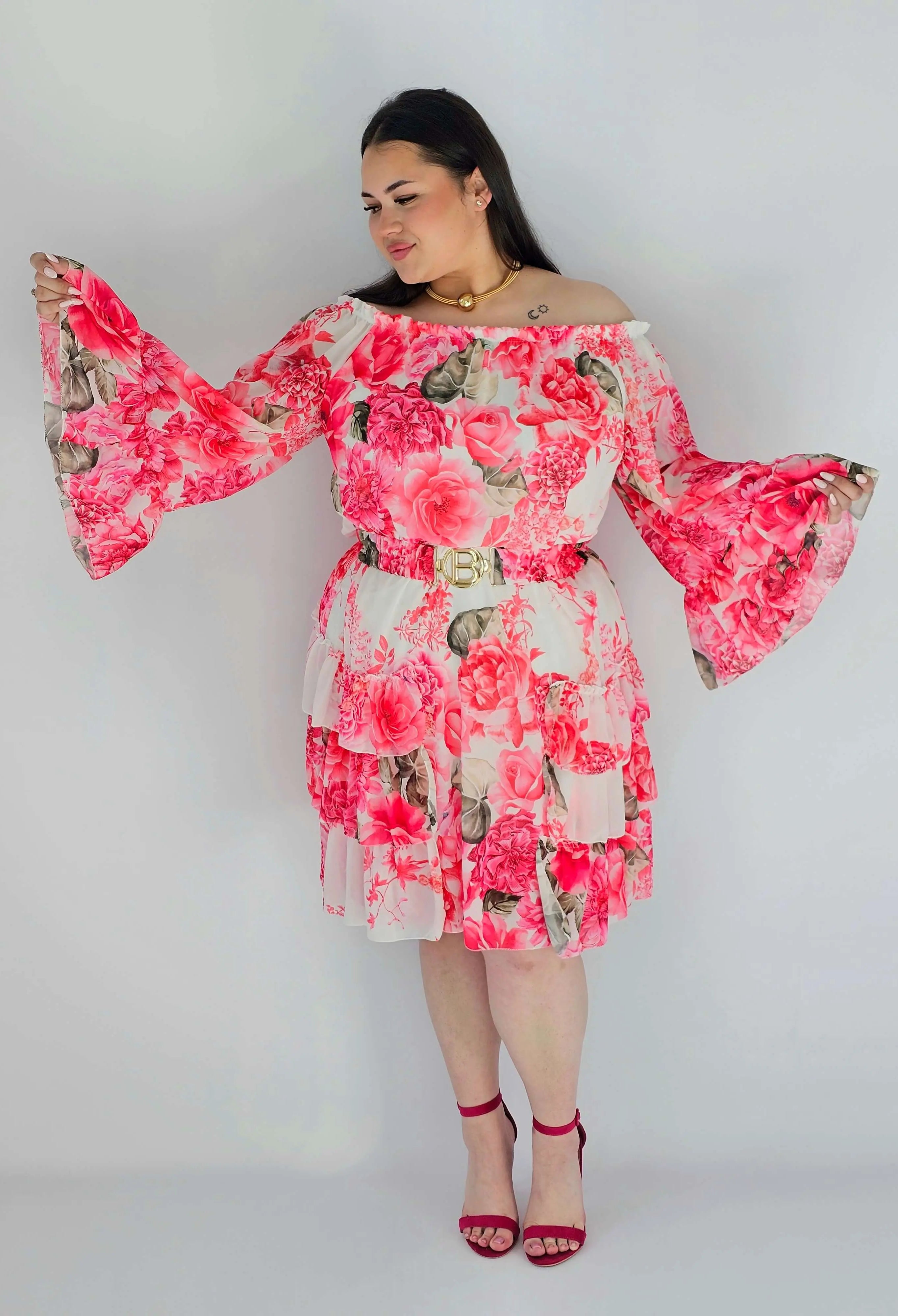 Sukienka plus size w kwiatowy wzór z falbaną – lekka i kobieca stylizacja XXL Stylowa XL