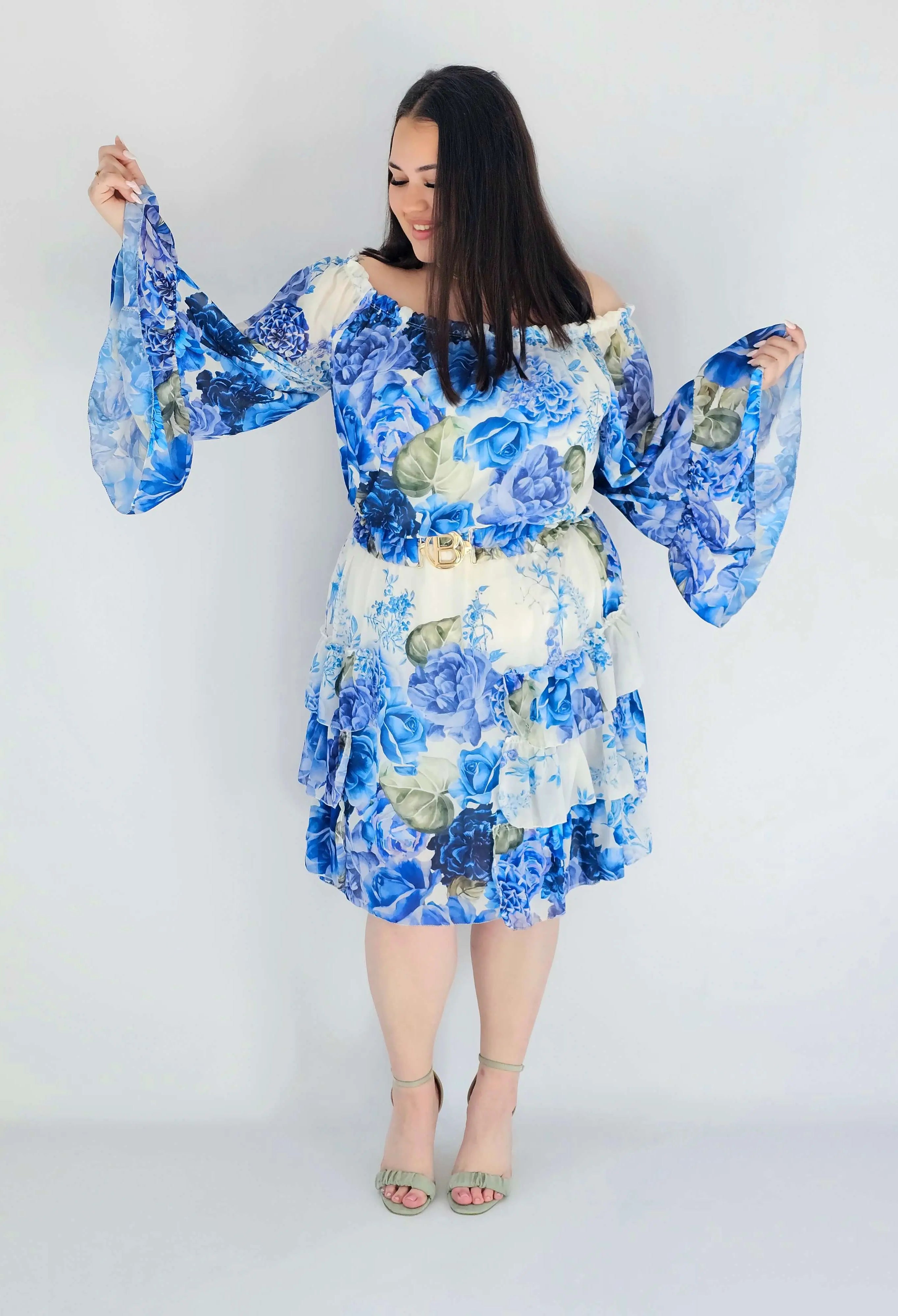 Sukienka plus size w kwiatowy wzór z falbaną – lekka i kobieca stylizacja XXL Stylowa XL