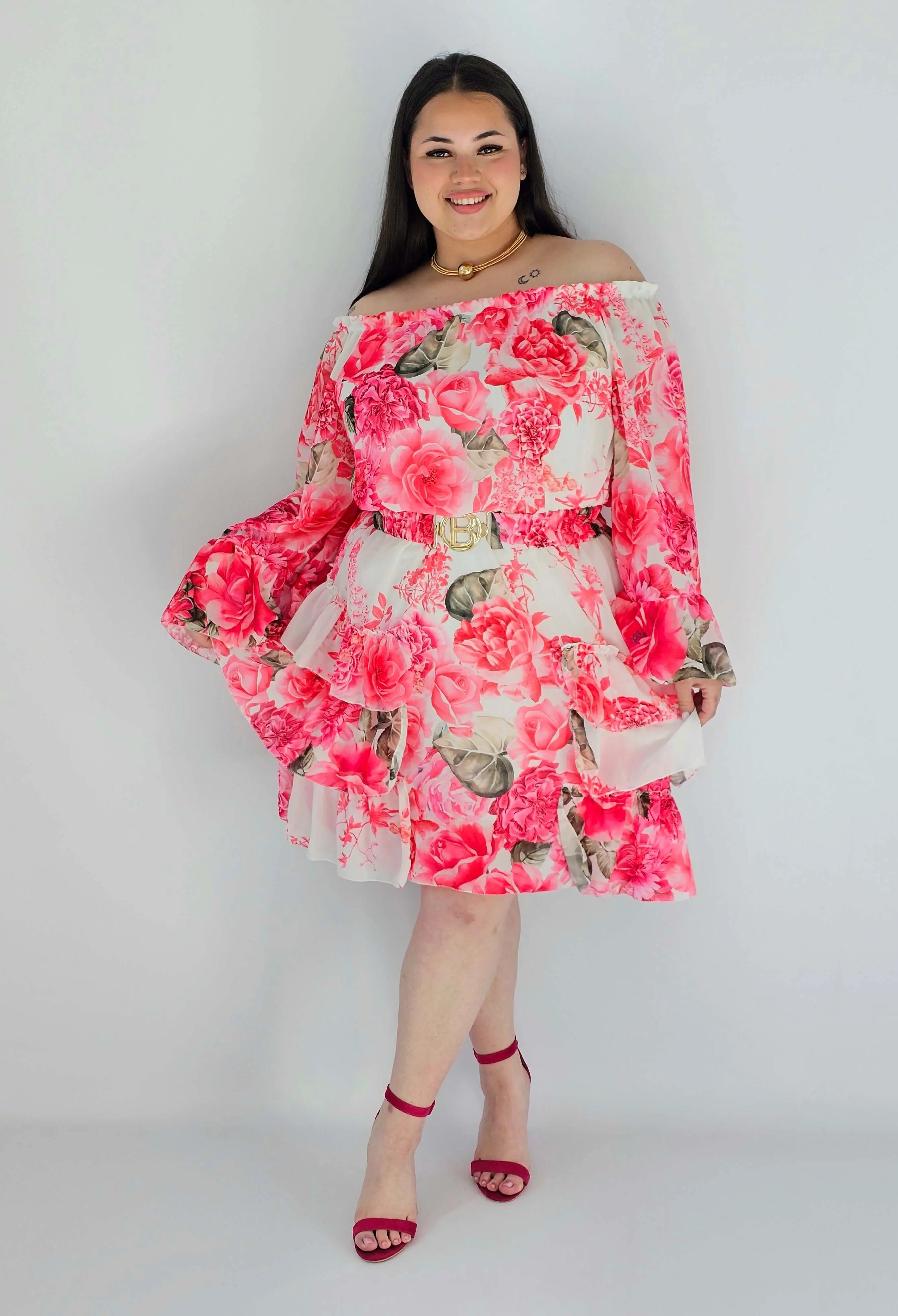 Sukienka plus size w kwiatowy wzór z falbaną – lekka i kobieca stylizacja XXL Stylowa XL