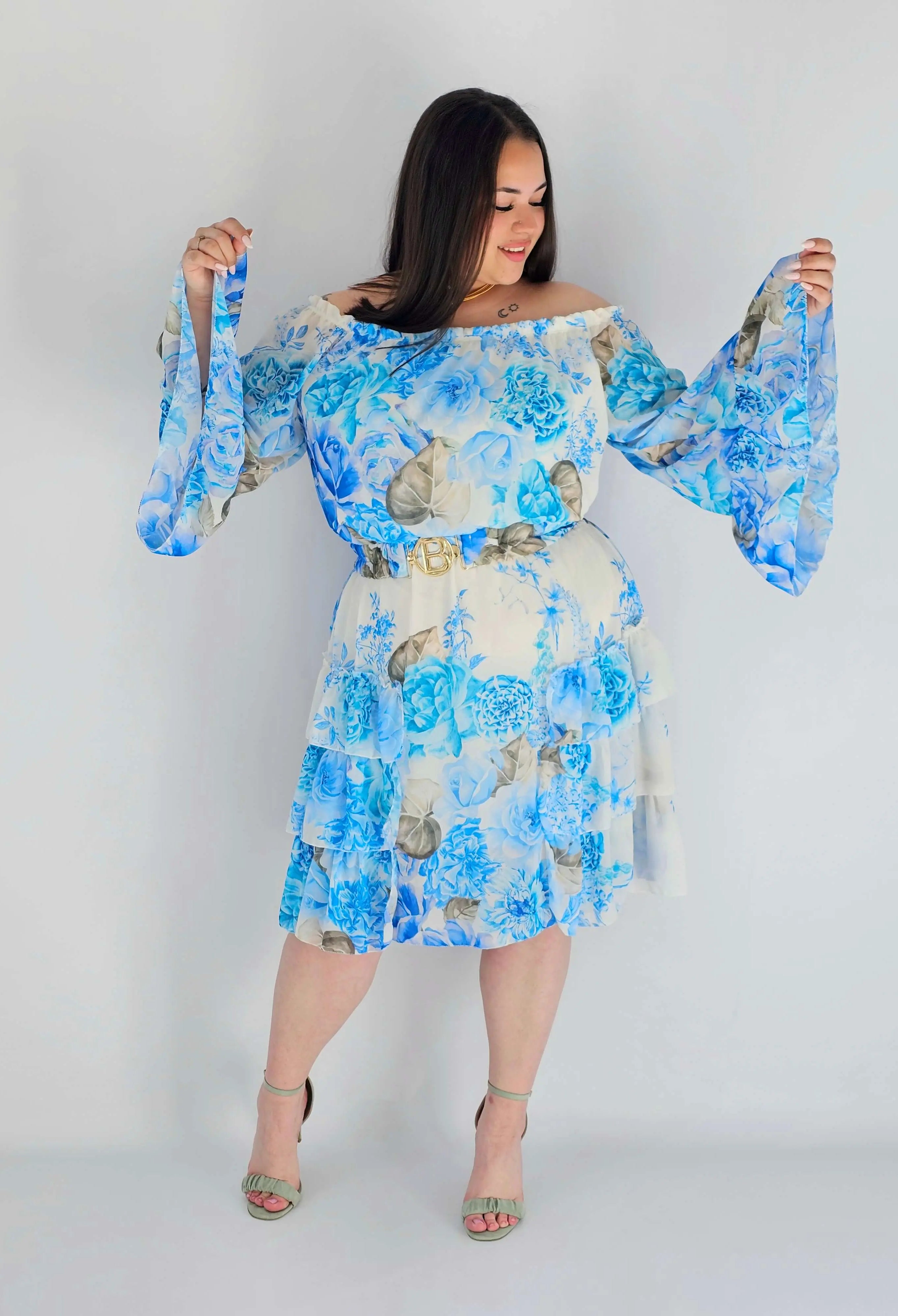 Sukienka plus size w kwiatowy wzór z falbaną – lekka i kobieca stylizacja XXL Stylowa XL