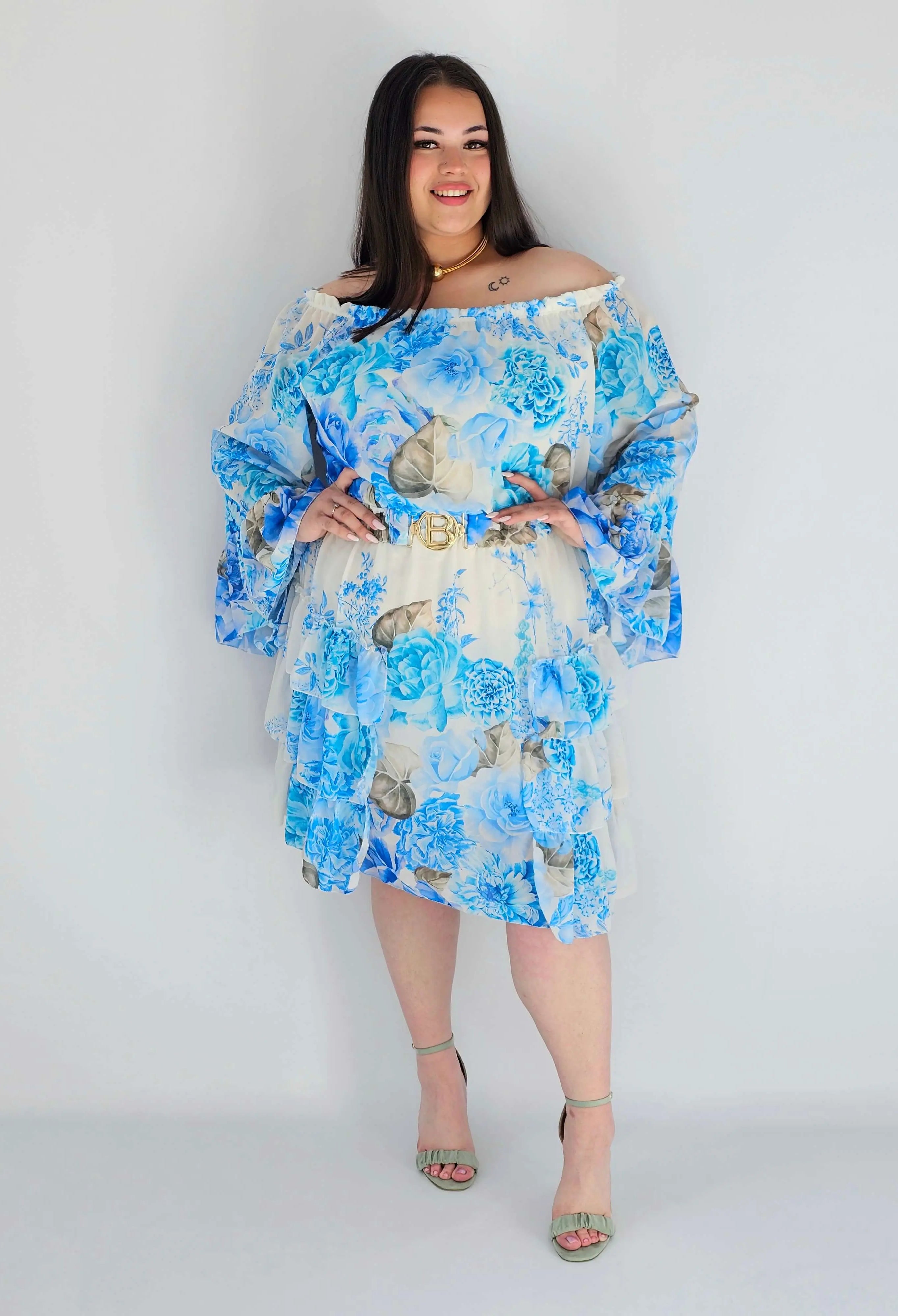 Sukienka plus size w kwiatowy wzór z falbaną – lekka i kobieca stylizacja XXL Stylowa XL