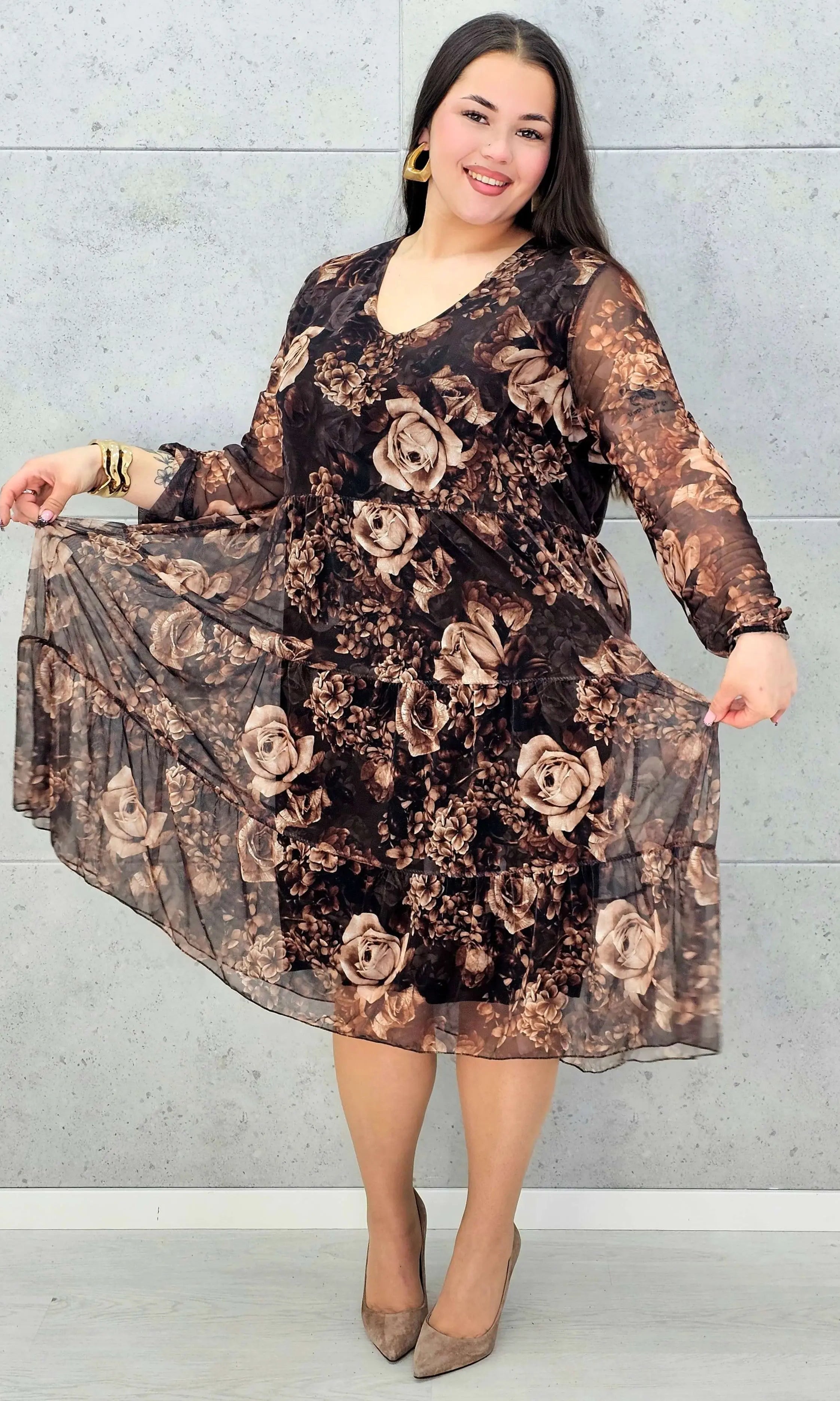 Sukienka plus size w kwiaty – brązowa midi z dekoltem V i długim rękawem - Stylowa XL