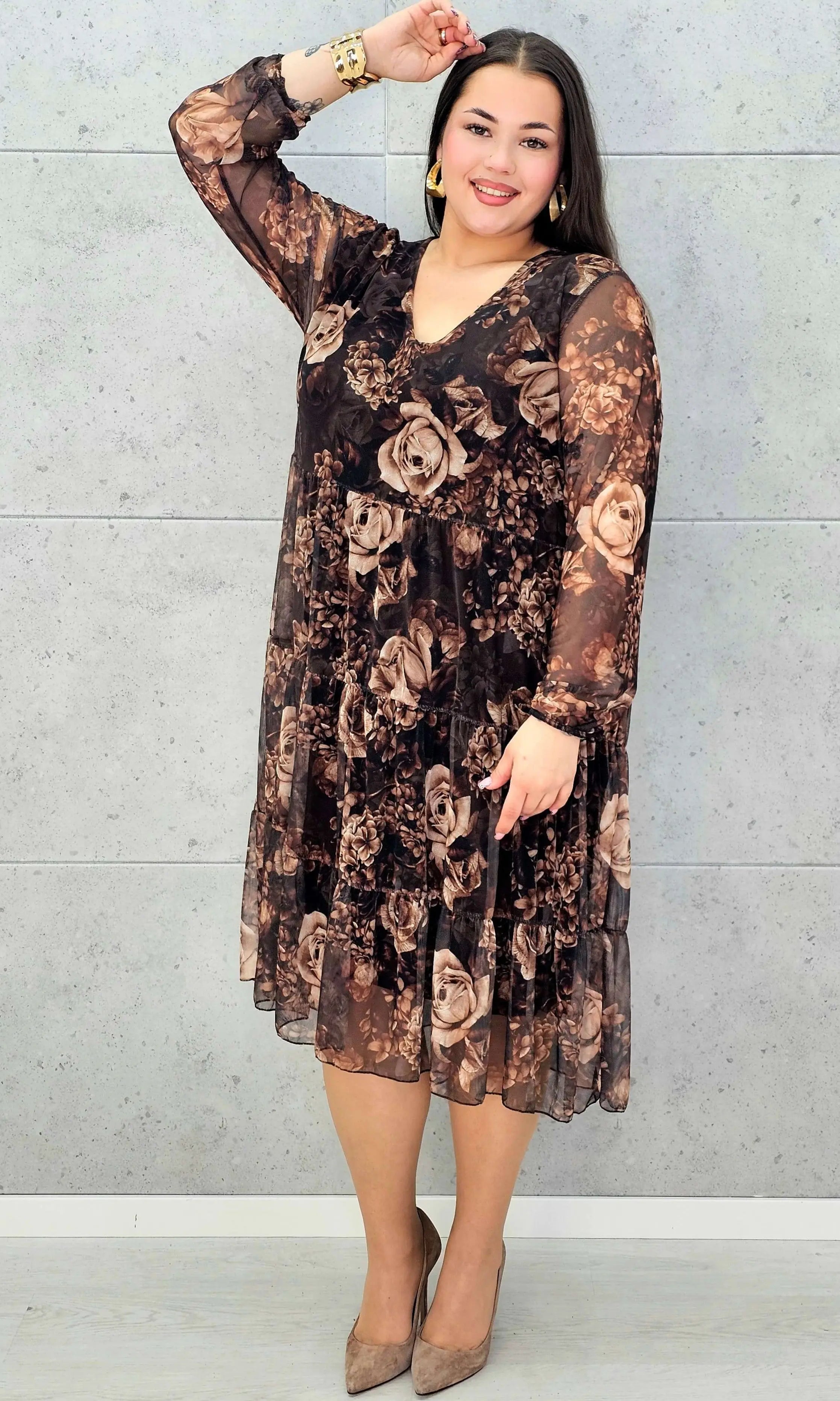 Sukienka plus size w kwiaty – brązowa midi z dekoltem V i długim rękawem - Stylowa XL