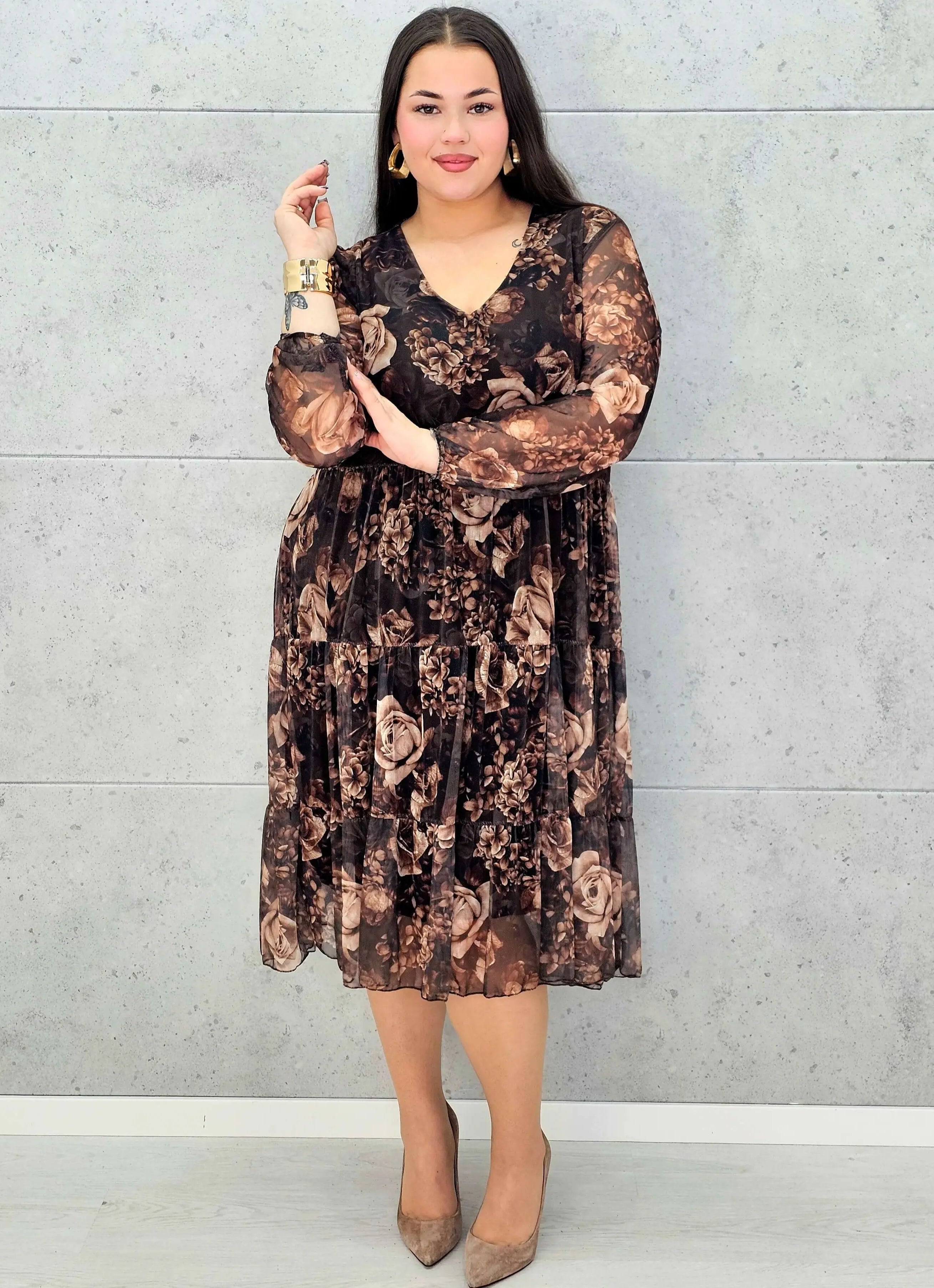 Sukienka plus size w kwiaty – brązowa midi z dekoltem V i długim rękawem - Stylowa XL