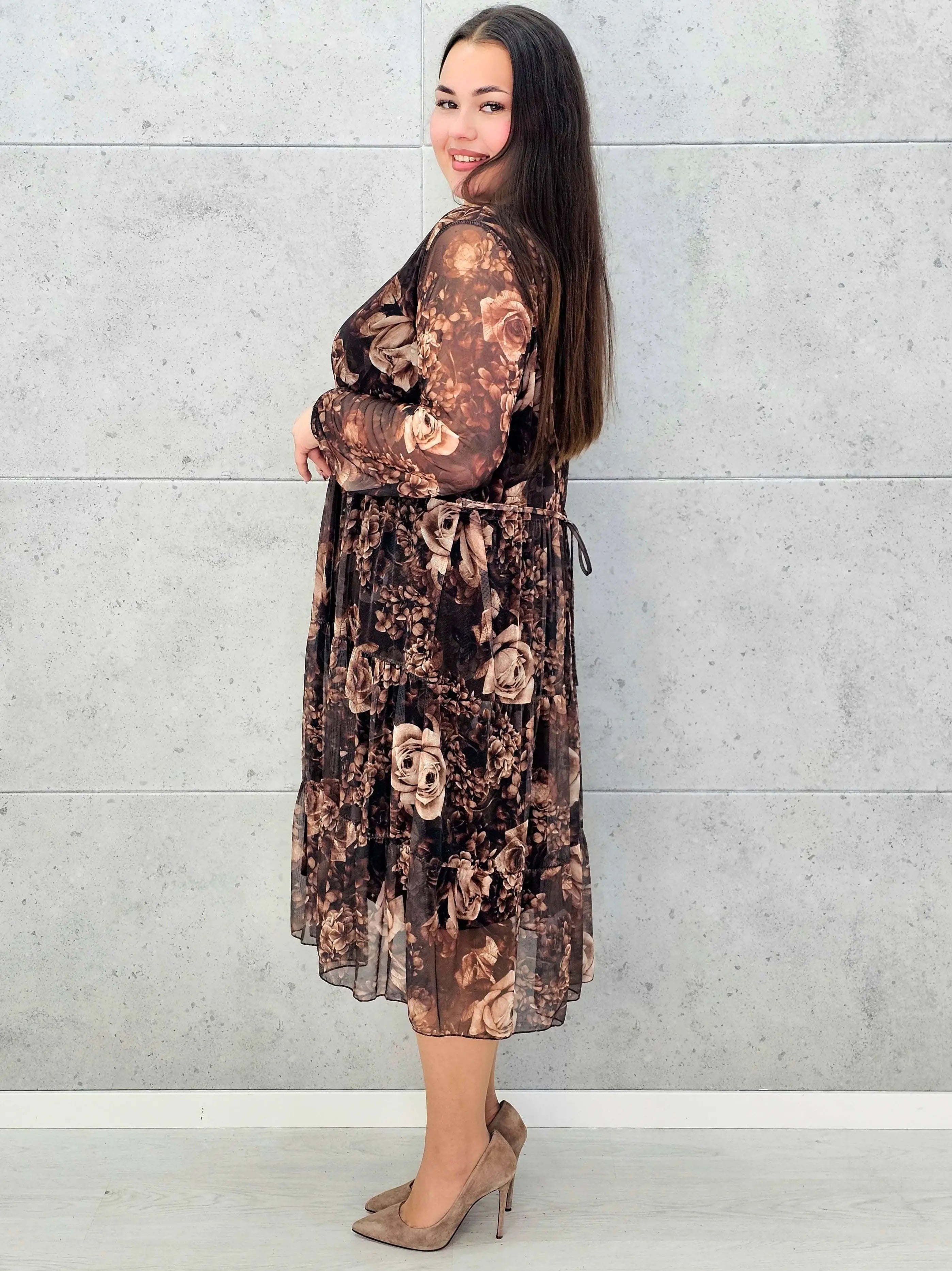 Sukienka plus size w kwiaty – brązowa midi z dekoltem V i długim rękawem - Stylowa XL