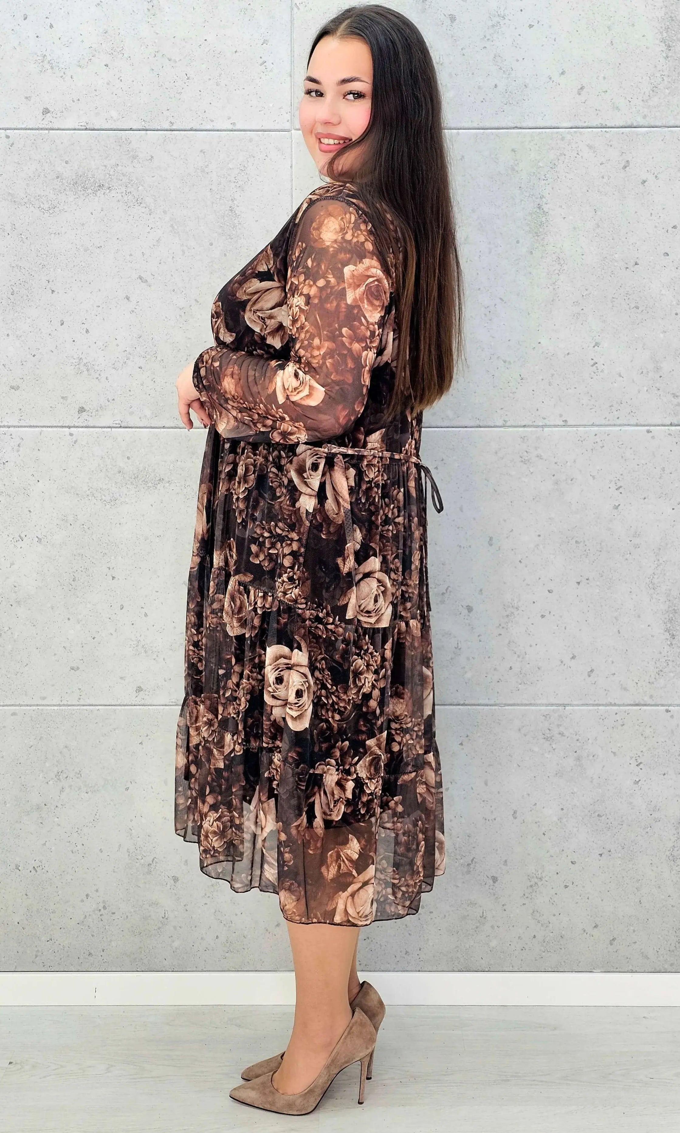 Sukienka plus size w kwiaty – brązowa midi z dekoltem V i długim rękawem - Stylowa XL