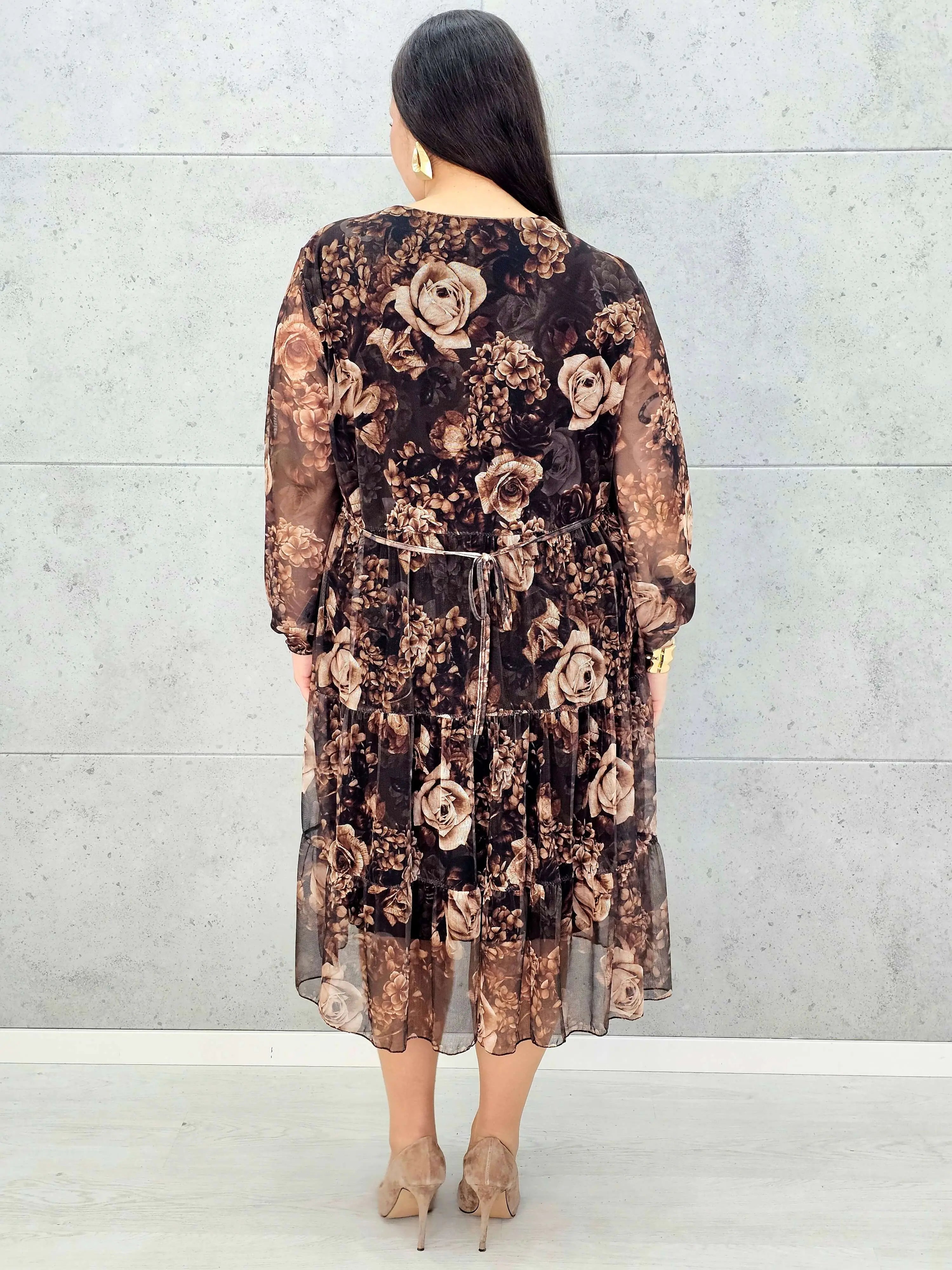 Sukienka plus size w kwiaty – brązowa midi z dekoltem V i długim rękawem - Stylowa XL