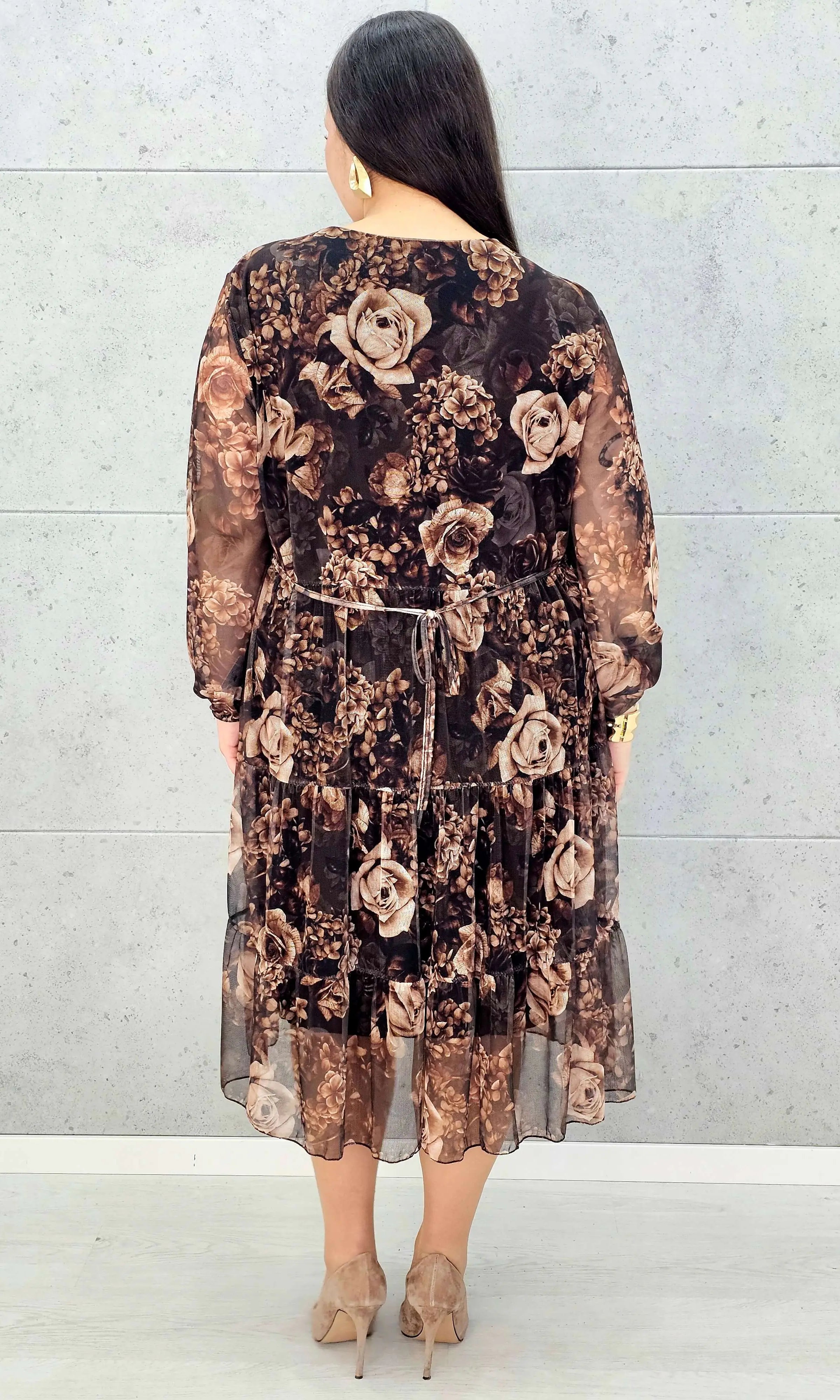 Sukienka plus size w kwiaty – brązowa midi z dekoltem V i długim rękawem - Stylowa XL