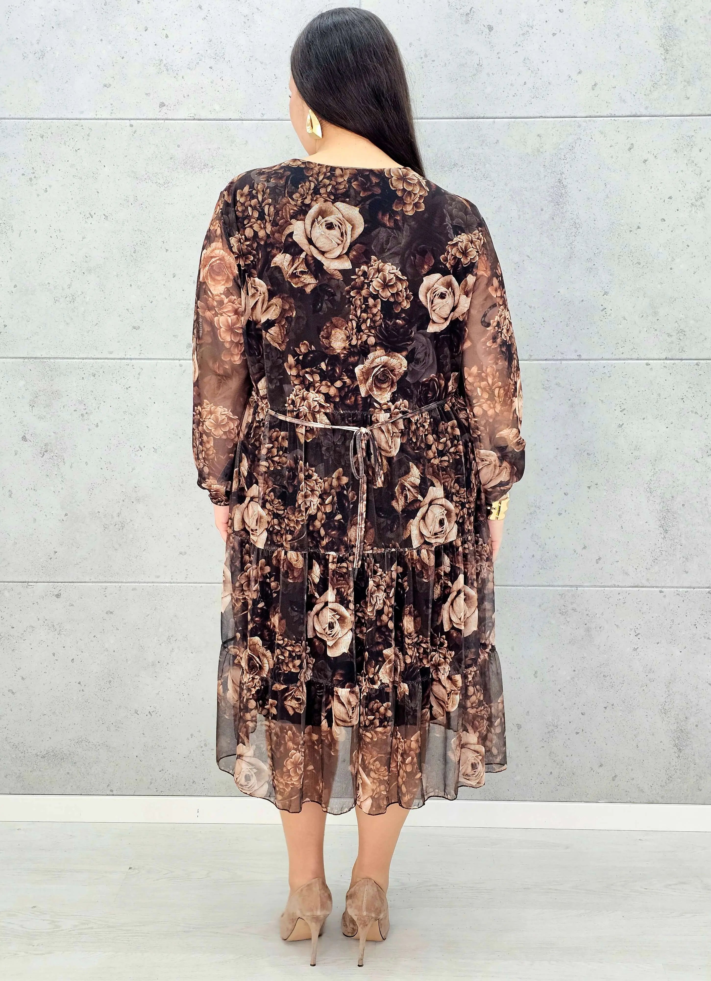 Sukienka plus size w kwiaty – brązowa midi z dekoltem V i długim rękawem - Stylowa XL