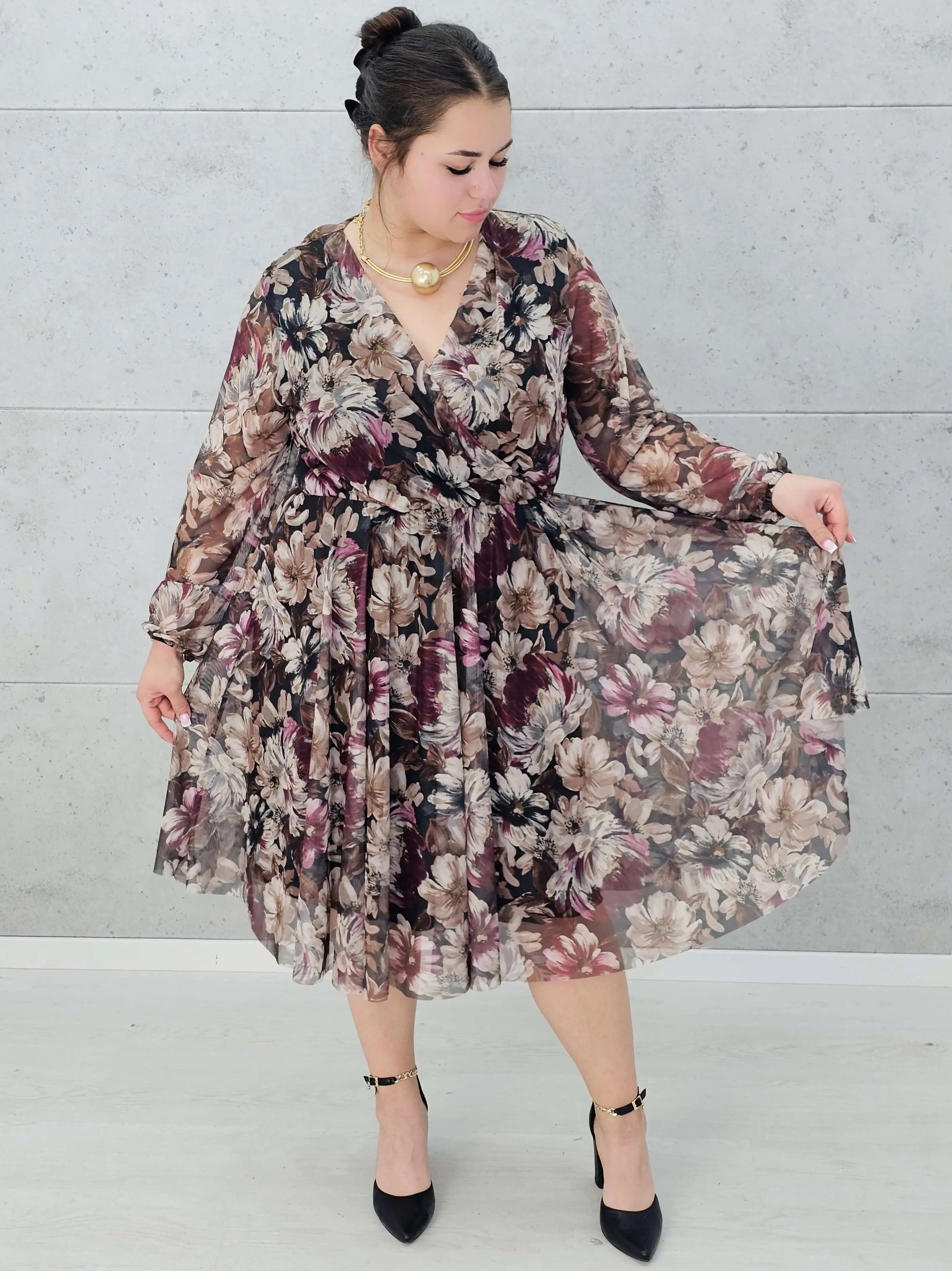 Sukienka plus size w kwiaty z kopertowym dekoltem – kobiecy urok i elegancja Stylowa XL