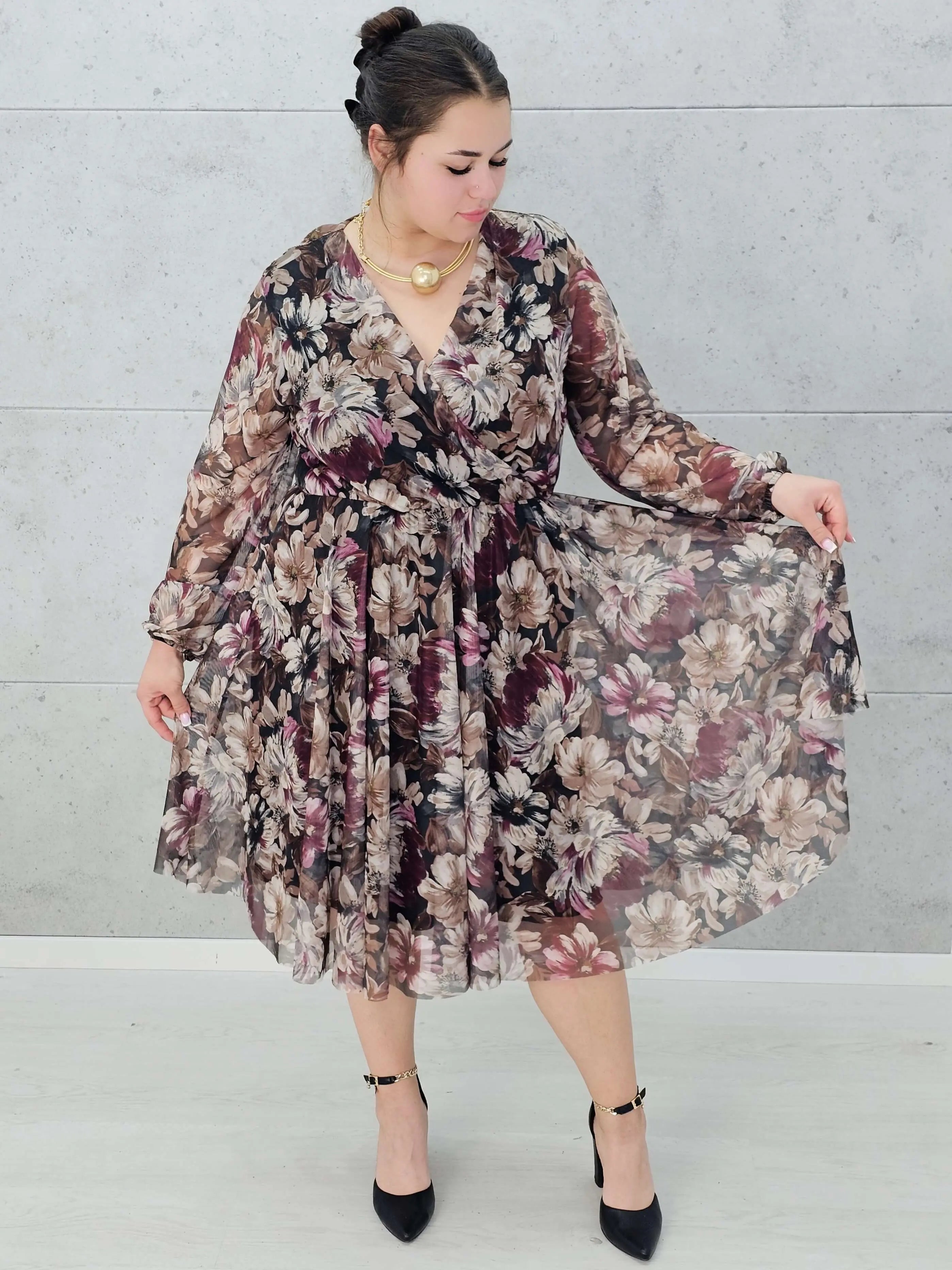 Sukienka plus size w kwiaty z kopertowym dekoltem – kobiecy urok i elegancja Stylowa XL