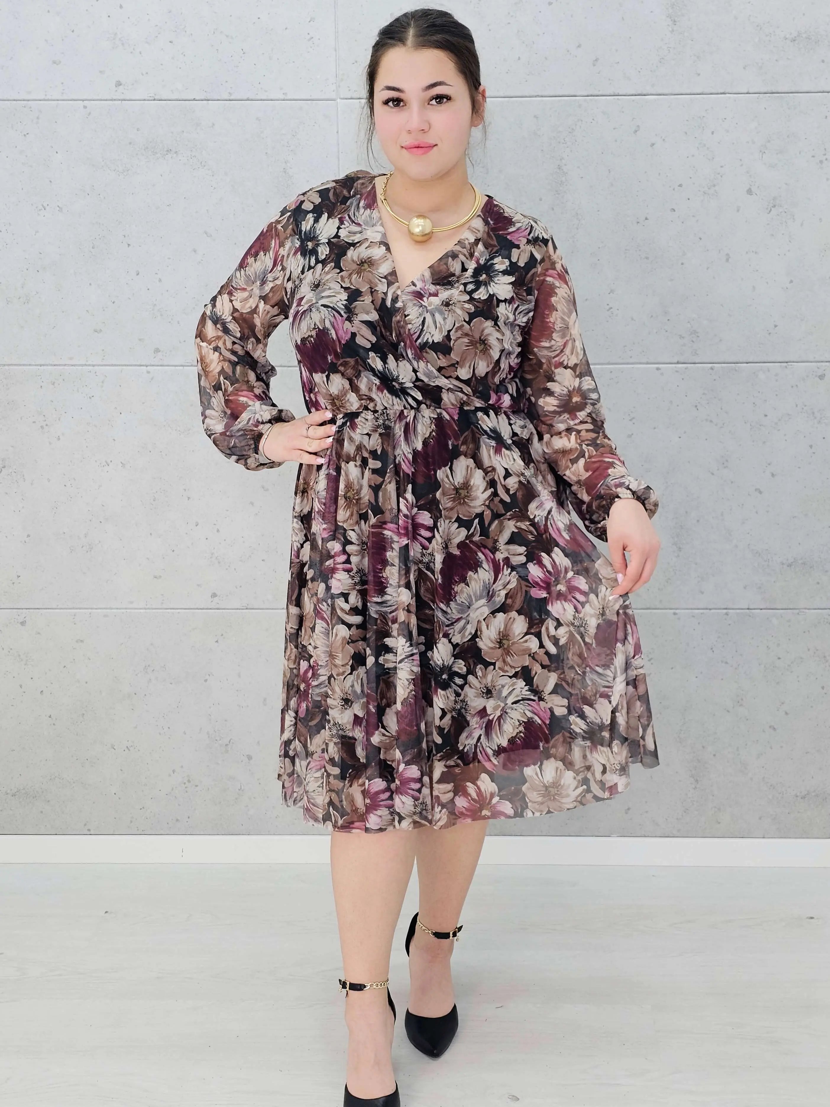Sukienka plus size w kwiaty z kopertowym dekoltem – kobiecy urok i elegancja Stylowa XL