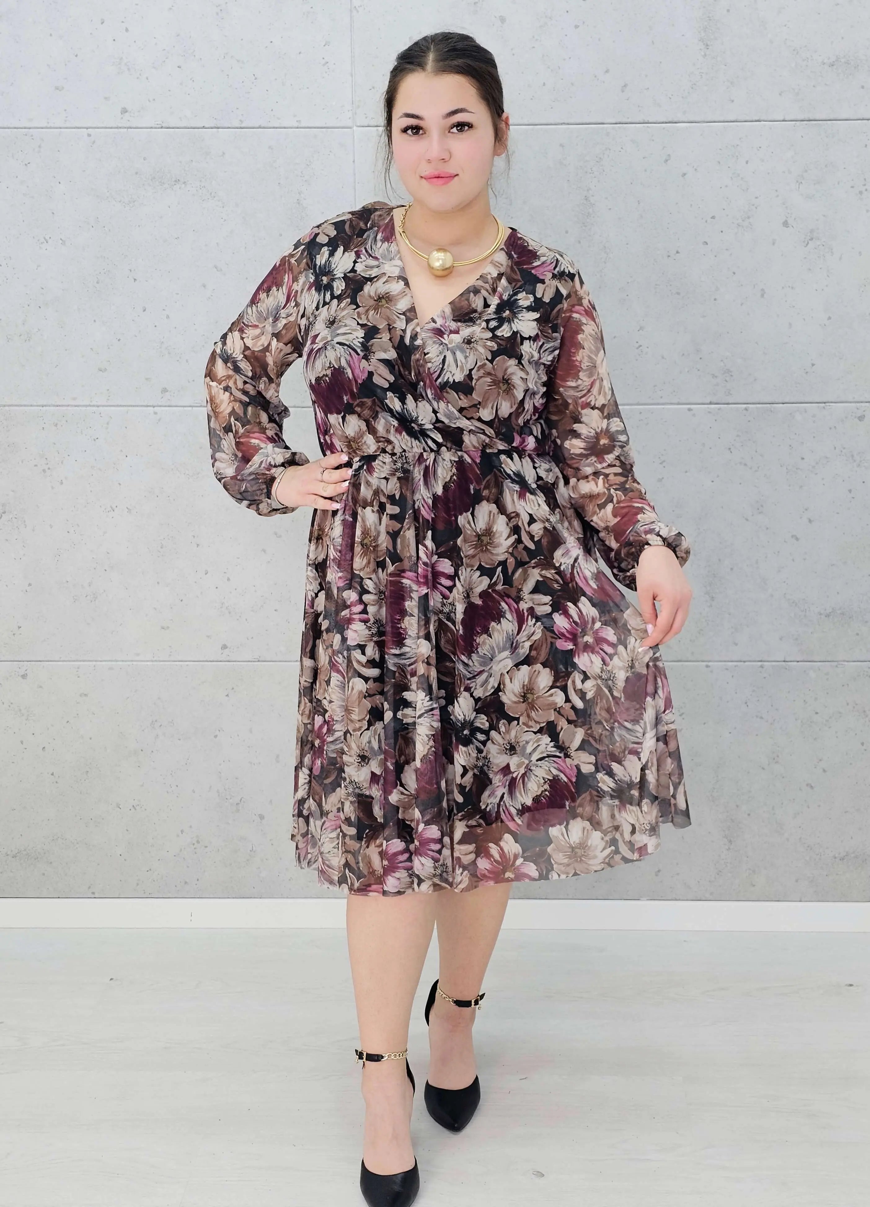 Sukienka plus size w kwiaty z kopertowym dekoltem – kobiecy urok i elegancja Stylowa XL