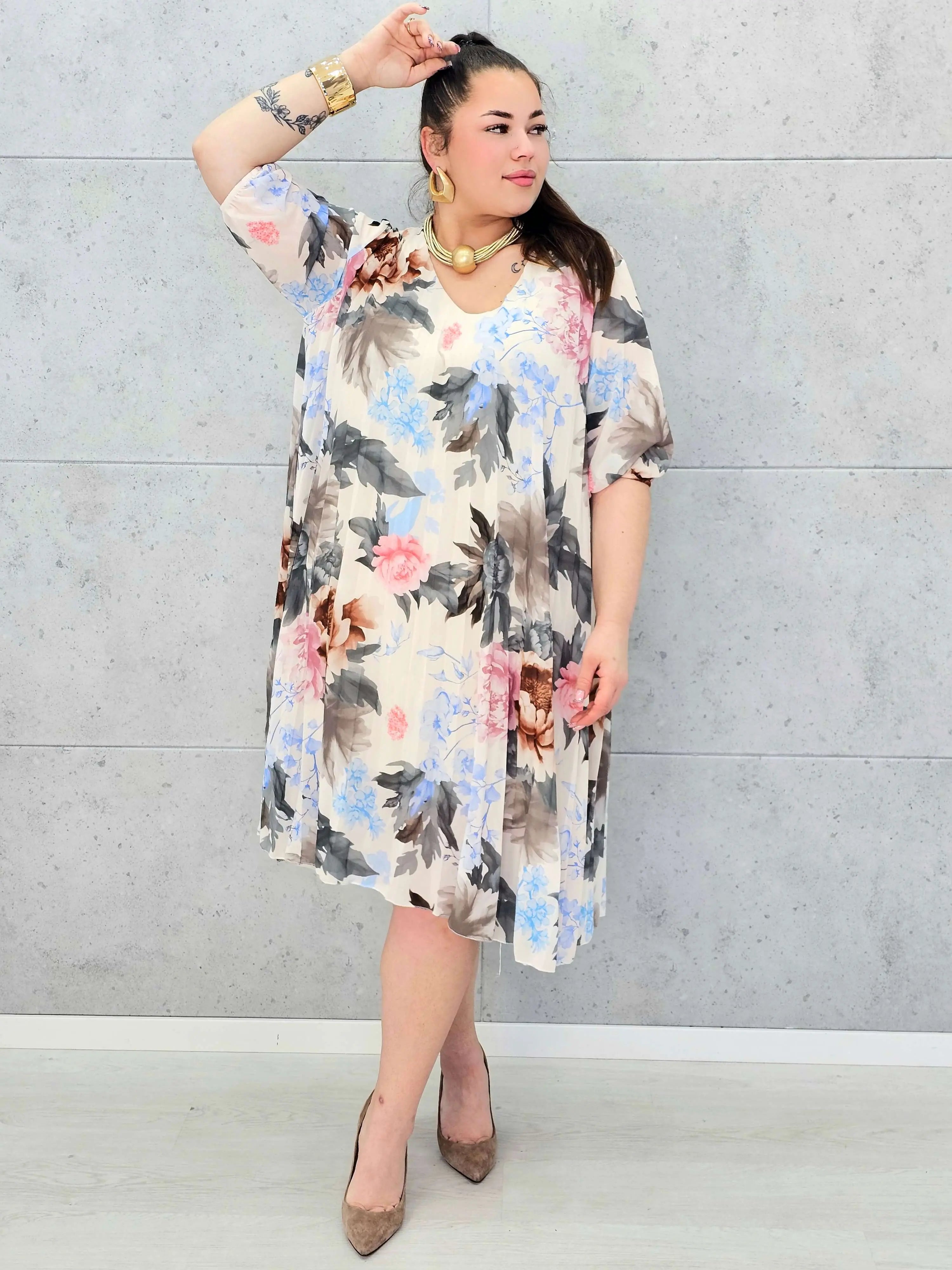 Sukienka plus size w kwiaty z lekkiej tkaniny – elegancka i zwiewna XXL Stylowa XL