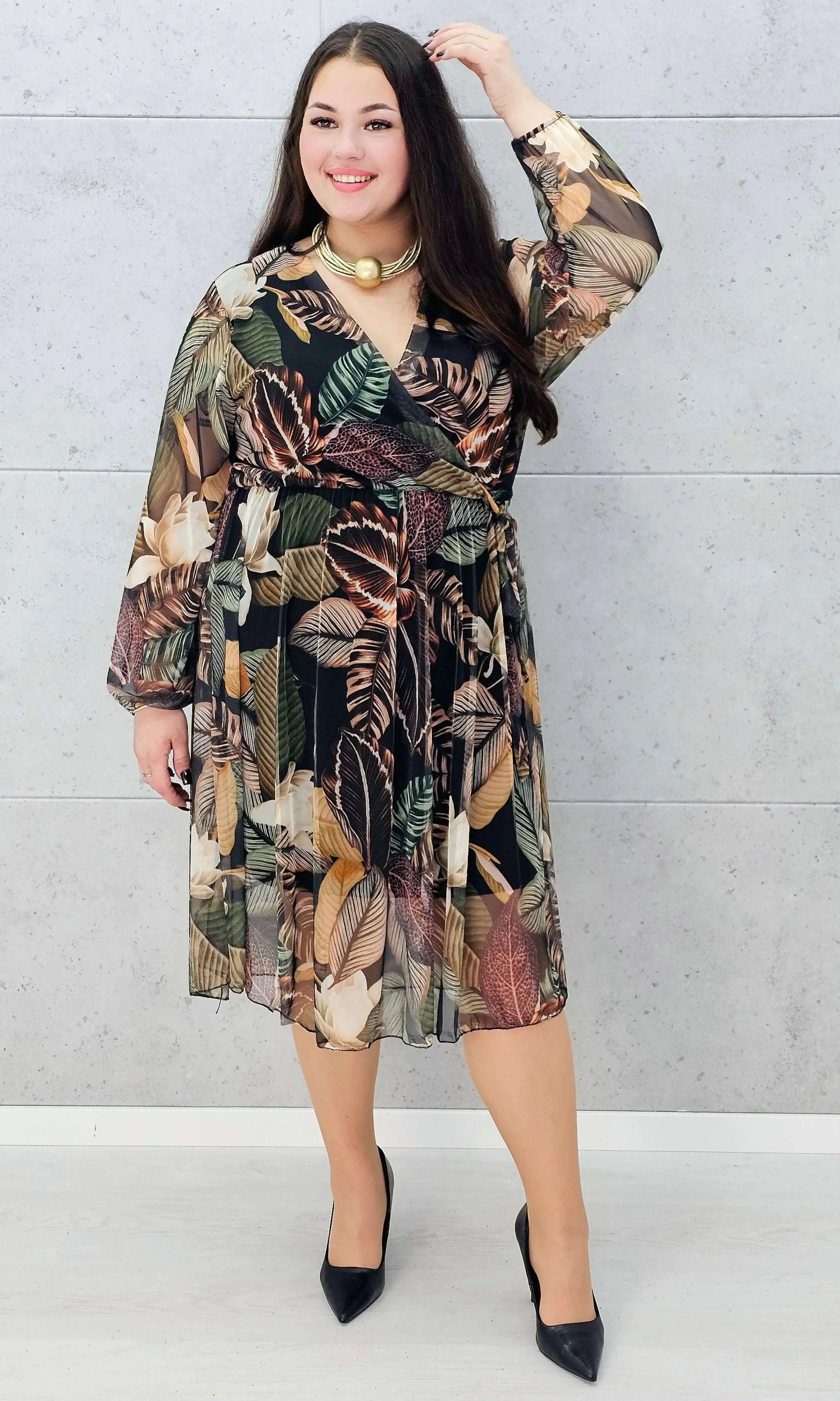 Sukienka w liście midi plus size z kopertowym dekoltem – Stylowa XL