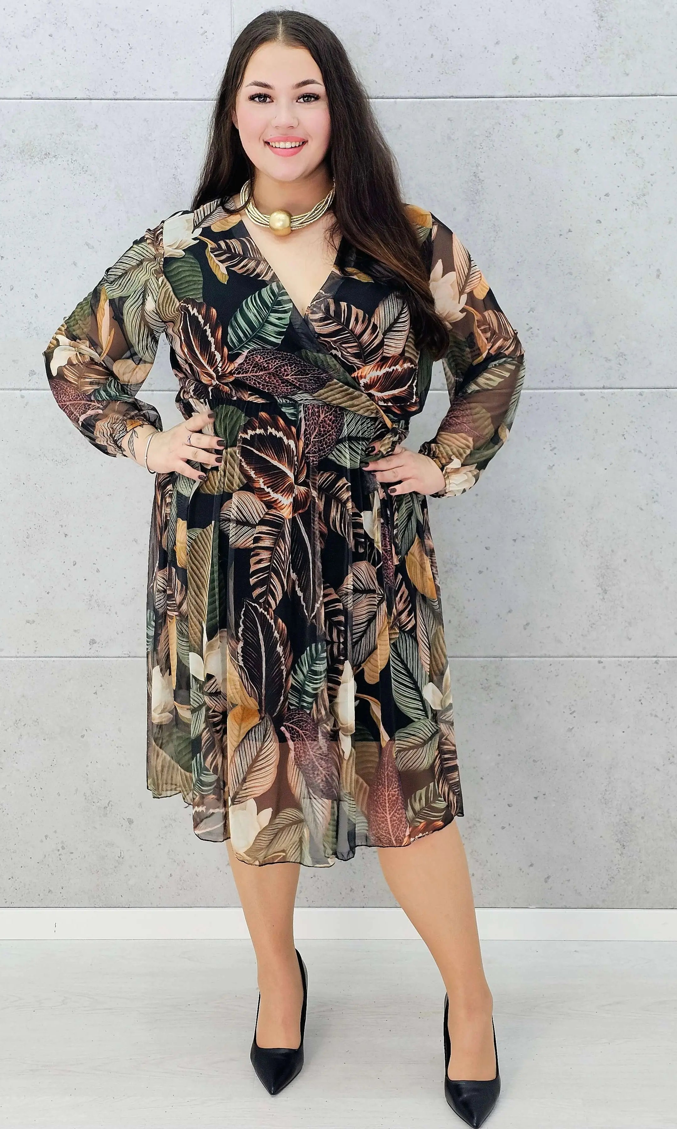 Zwiewna sukienka w liście z długim rękawem i gumką w talii – Stylowa XL