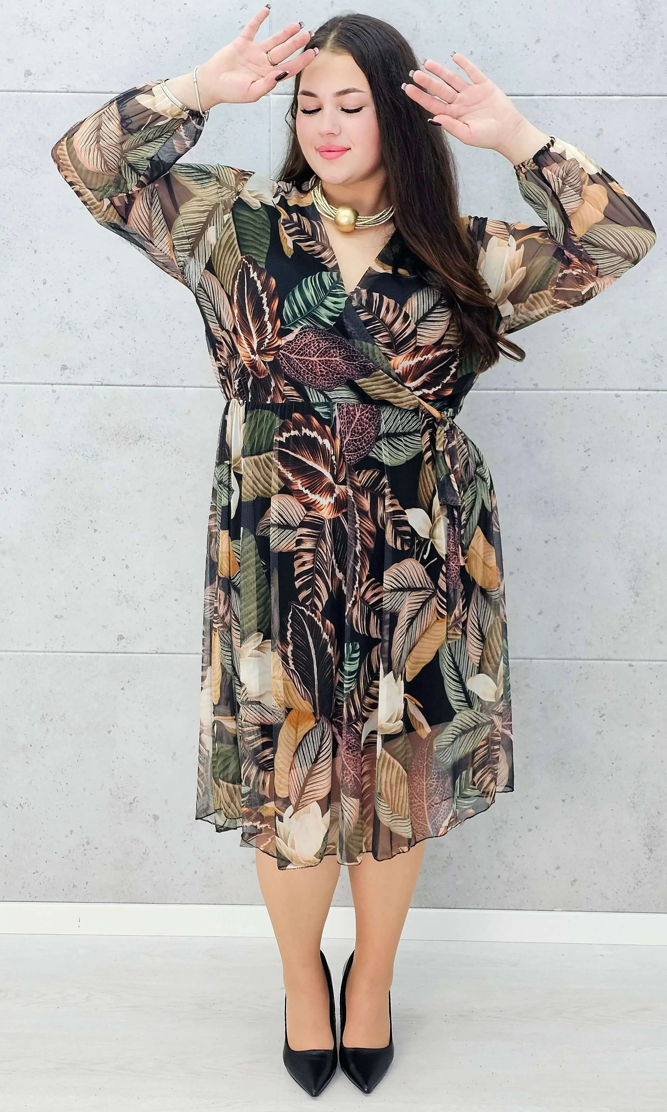 Elegancka sukienka plus size z motywem liści i kopertowym dekoltem – Stylowa XL