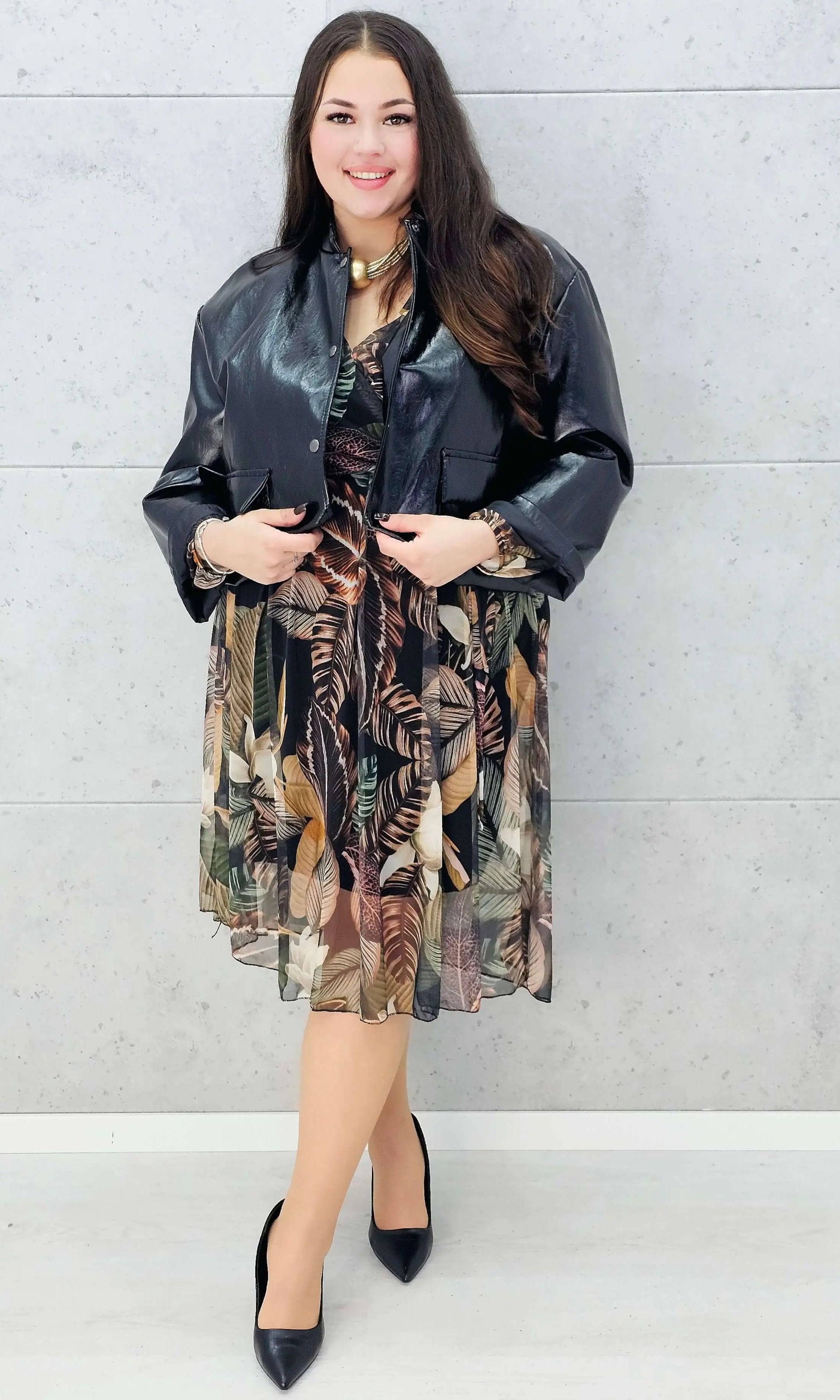 Sukienka w liście midi z czarną ramoneską – Stylowa XL