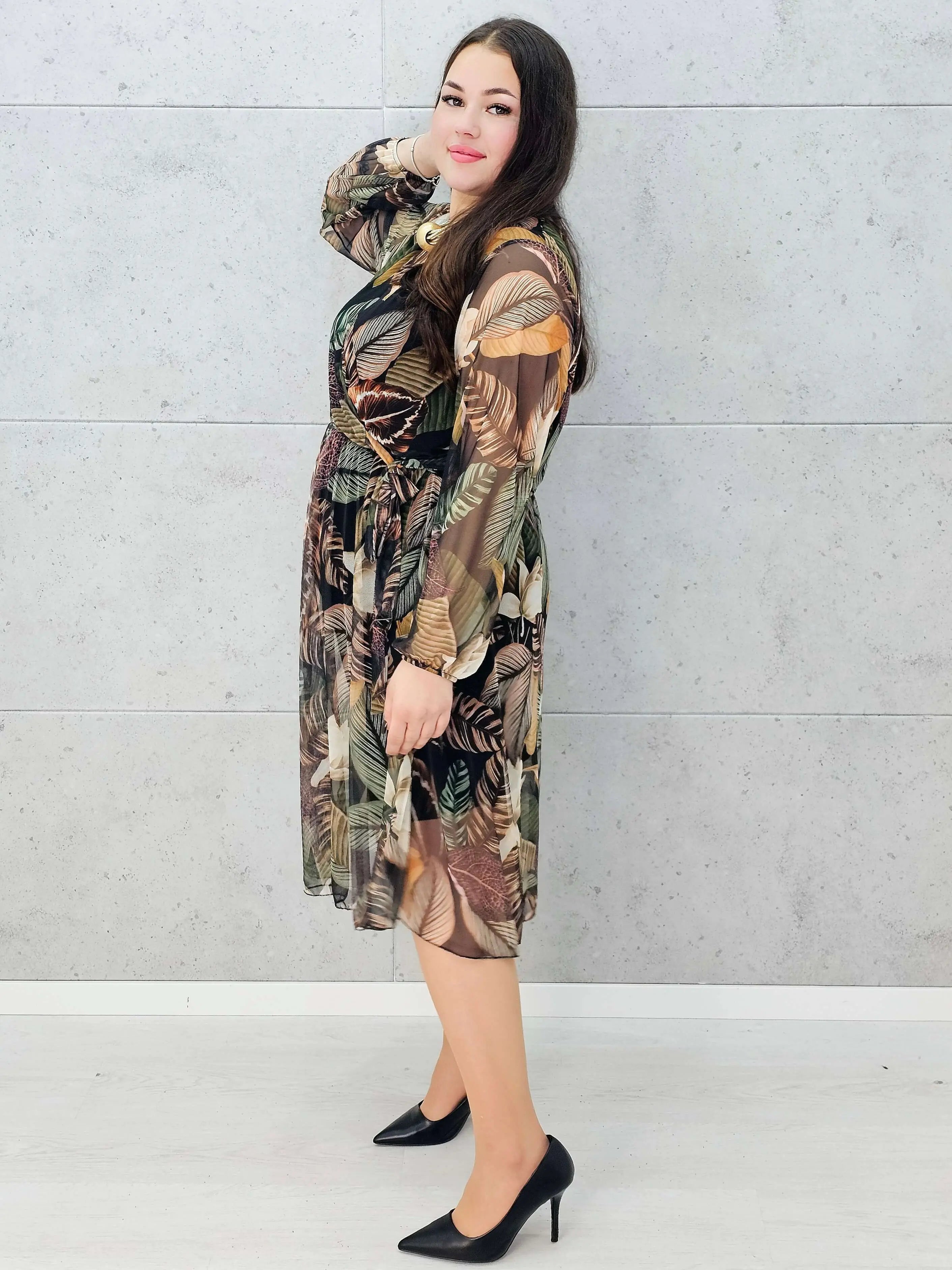 Stylizacja jesienna z sukienką w liście midi Stylowa XL