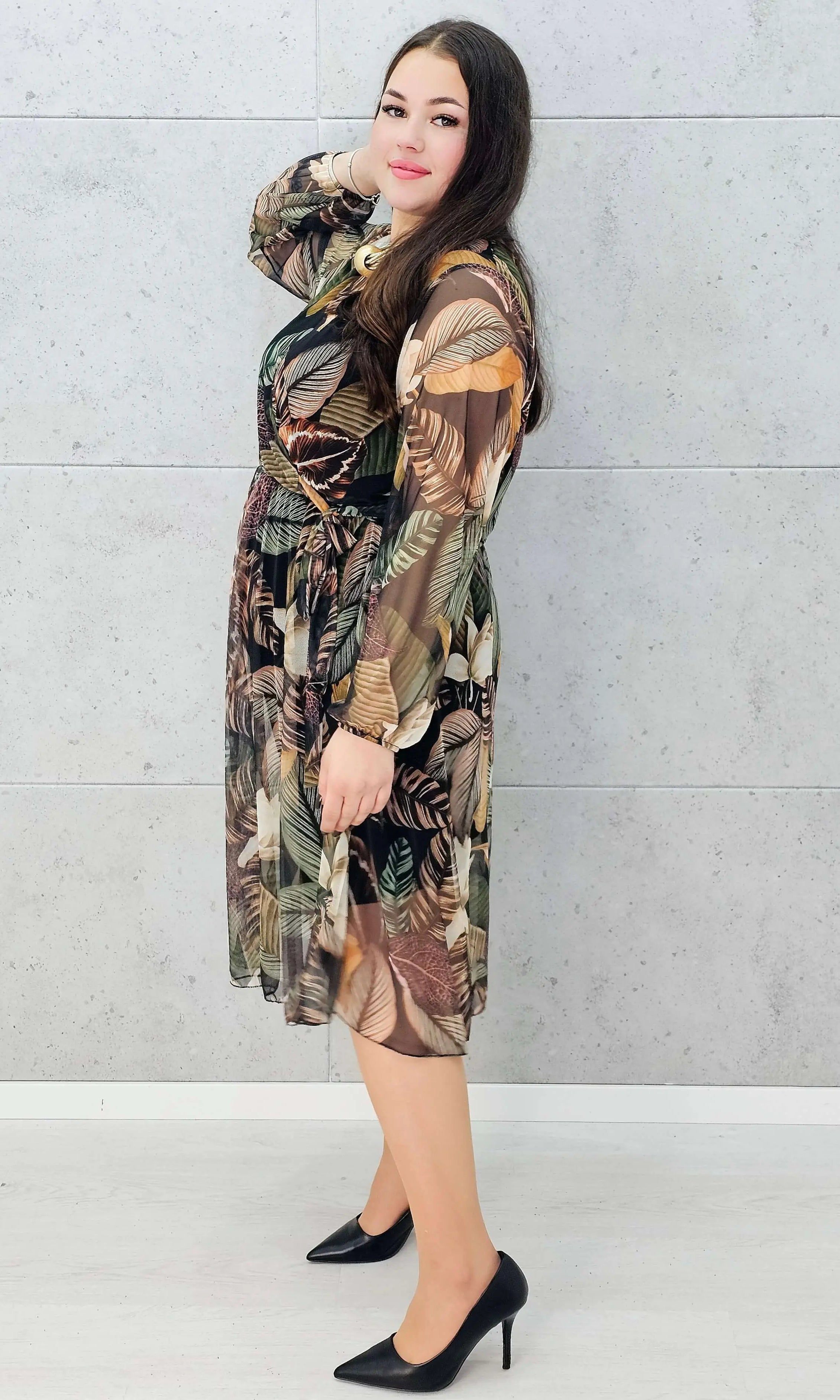 Stylizacja jesienna z sukienką w liście midi Stylowa XL