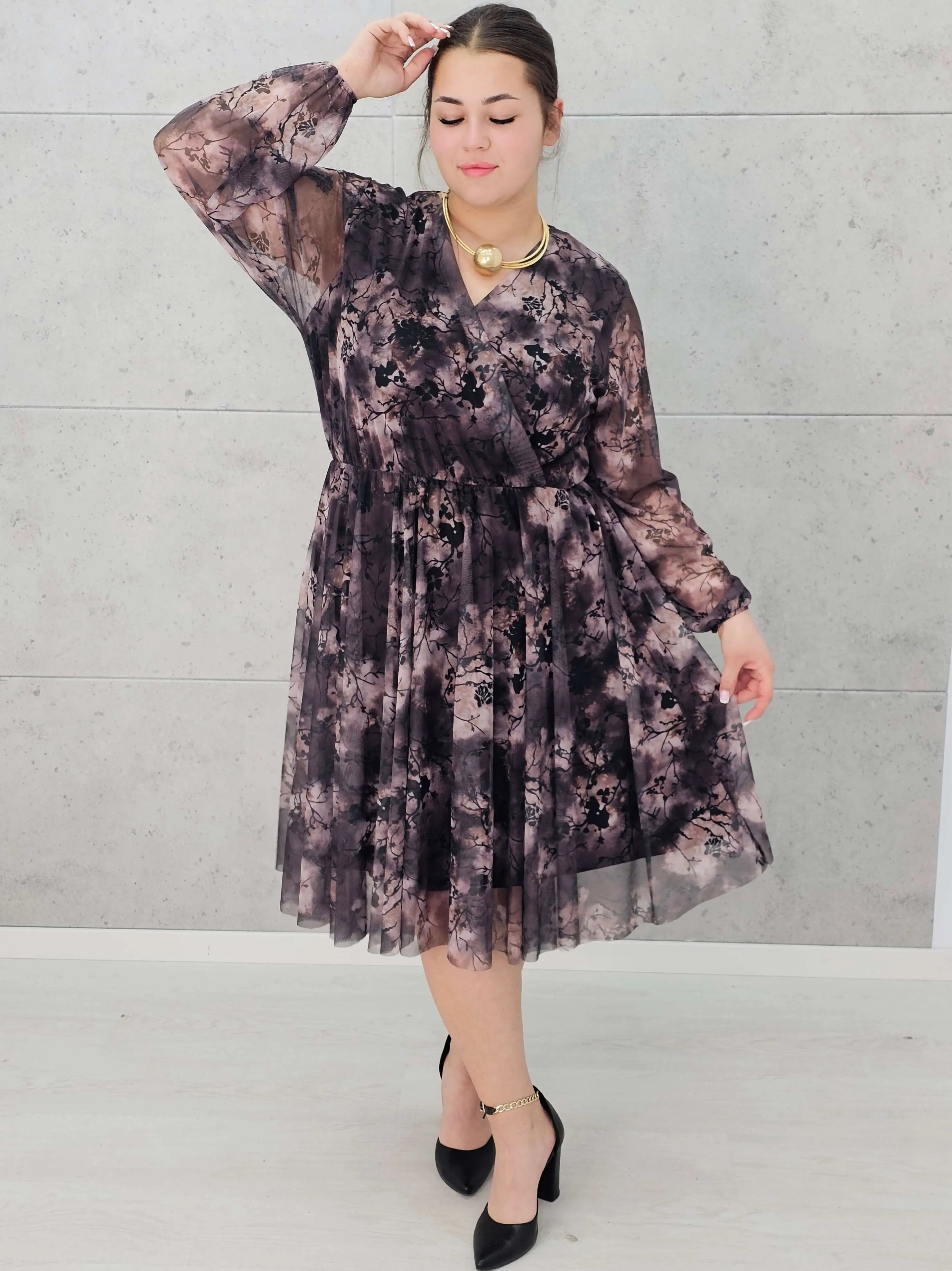 Sukienka plus size w odcieniach beżu i czerni – elegancja i lekkość w jednym Stylowa XL